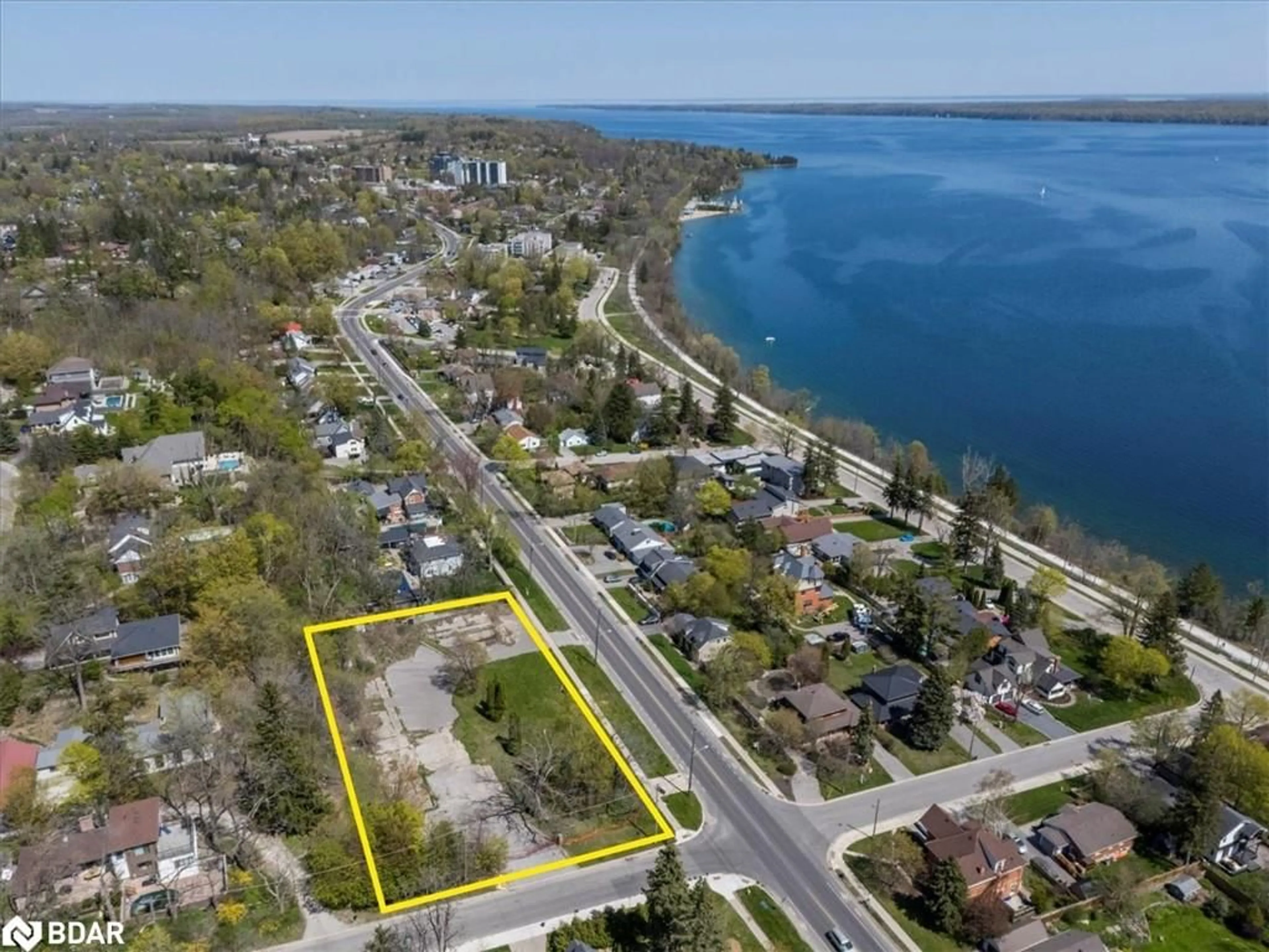 A pic from outside/outdoor area/front of a property/back of a property/a pic from drone, water/lake/river/ocean view for 114 Blake St, Barrie Ontario L4M 1K3