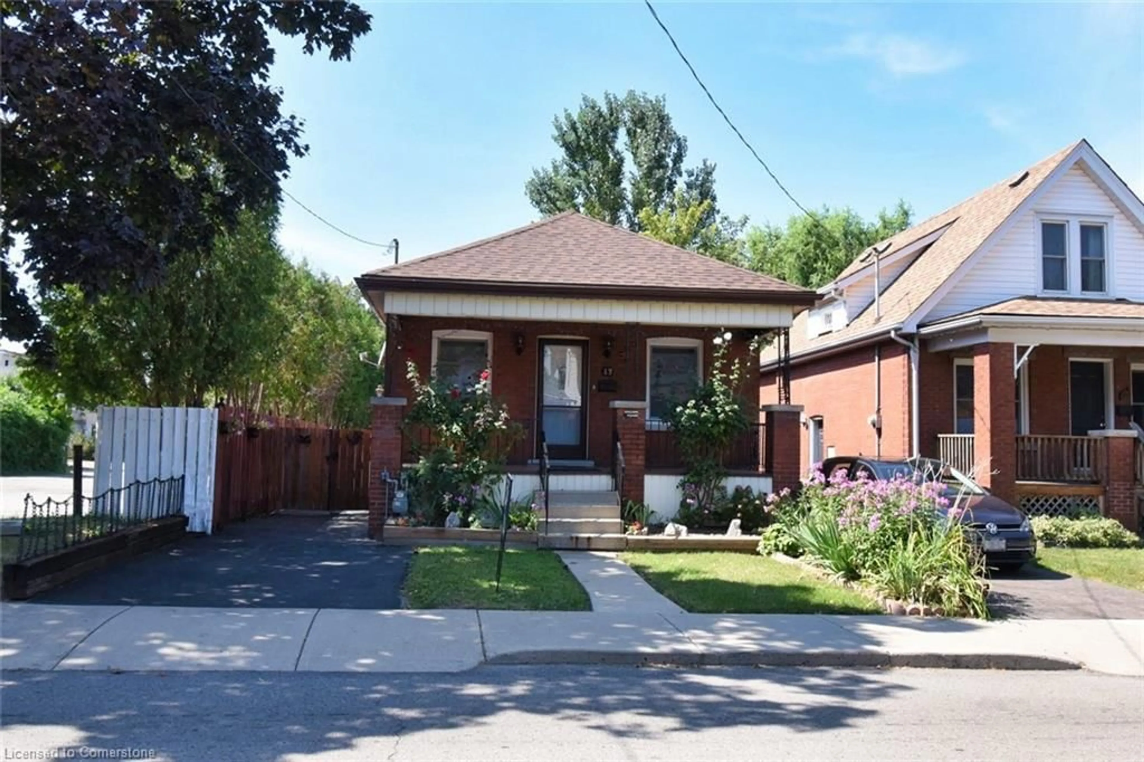 Home with brick exterior material, street for 17 Park Row, Hamilton Ontario L8H 4E3