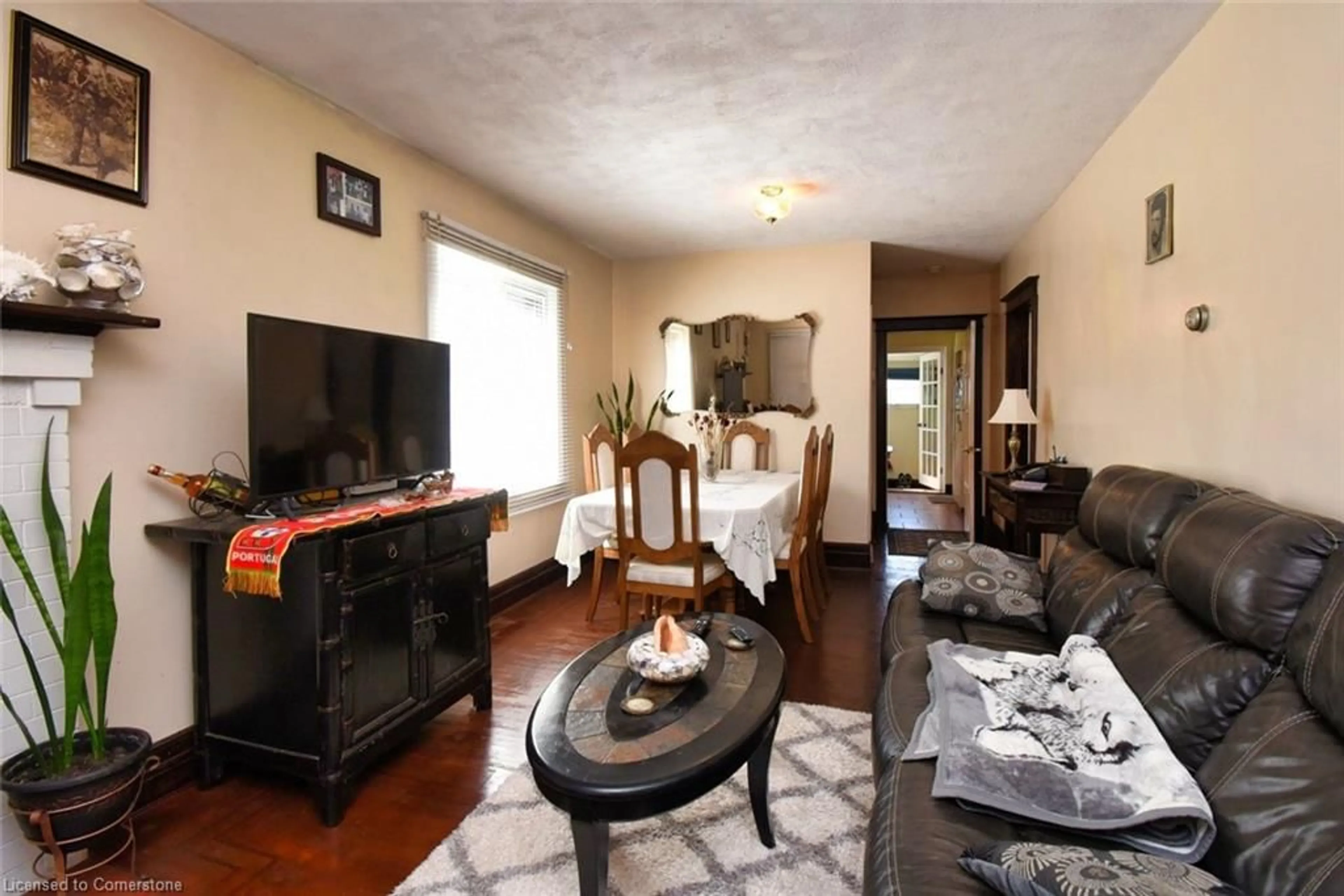 Living room with furniture, wood/laminate floor for 17 Park Row, Hamilton Ontario L8H 4E3