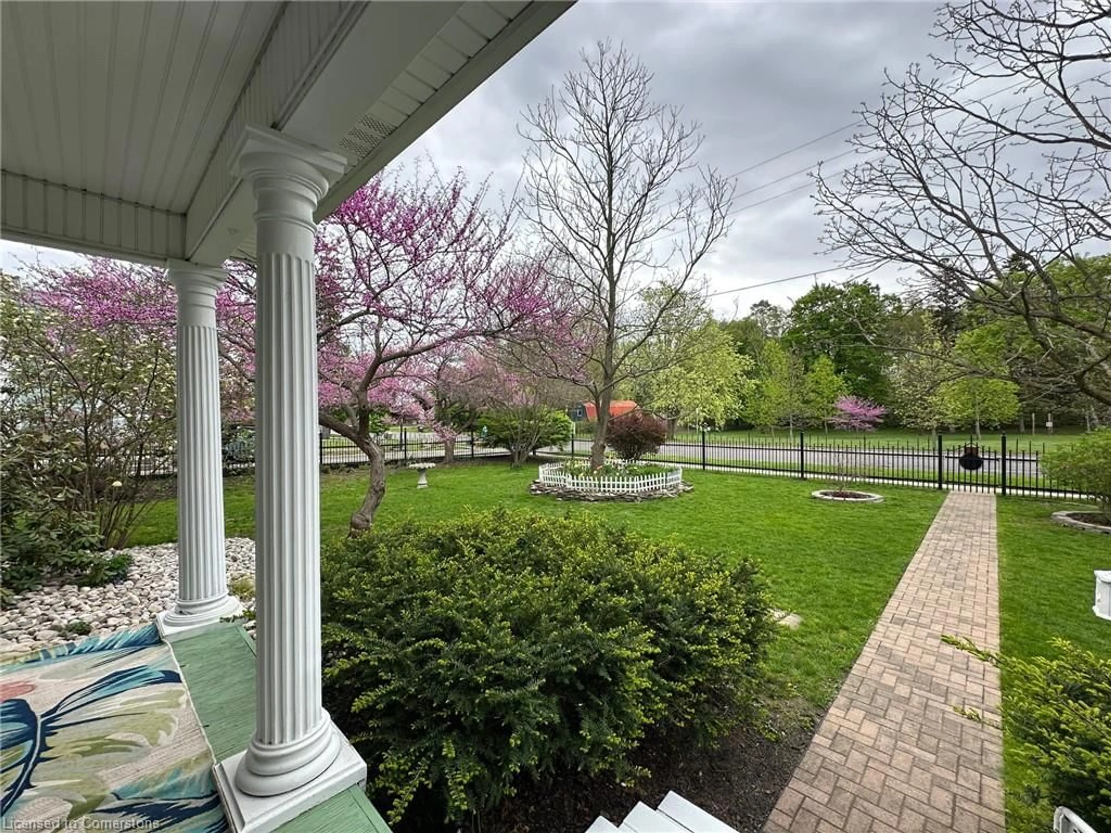 A pic from outside/outdoor area/front of a property/back of a property/a pic from drone, street for 22 Oak St, Simcoe Ontario N3Y 3J3