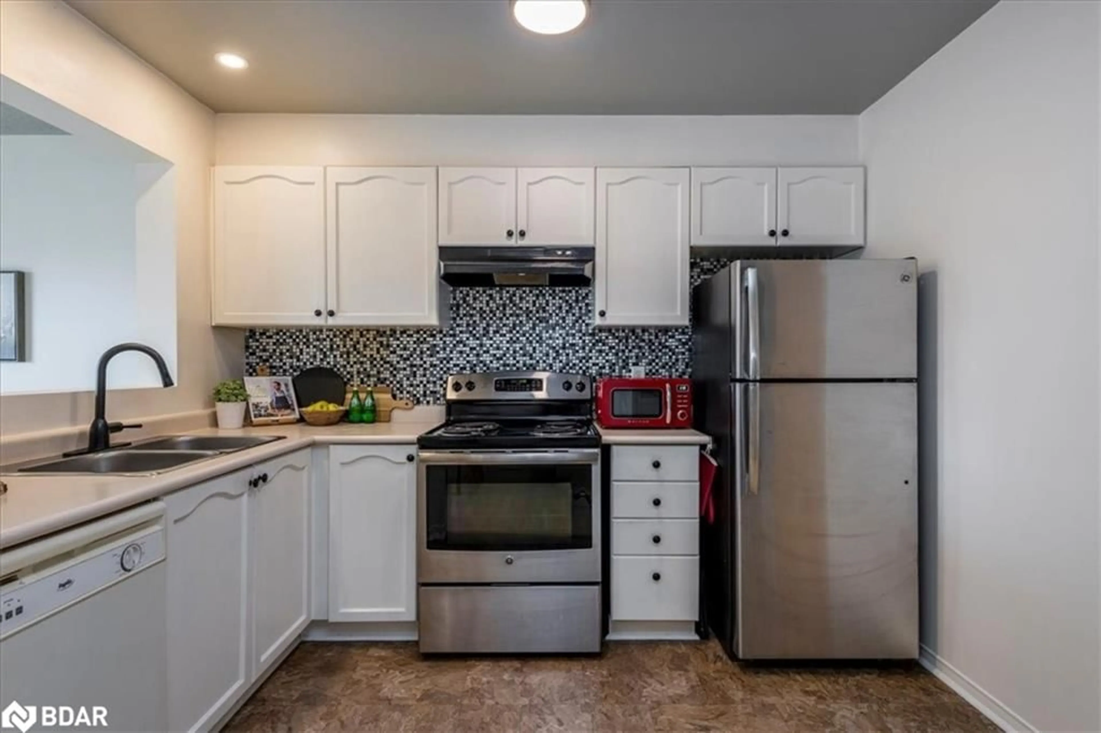 Standard kitchen, ceramic/tile floor for 171 Southwinds Lane, Midland Ontario L4R 0A2