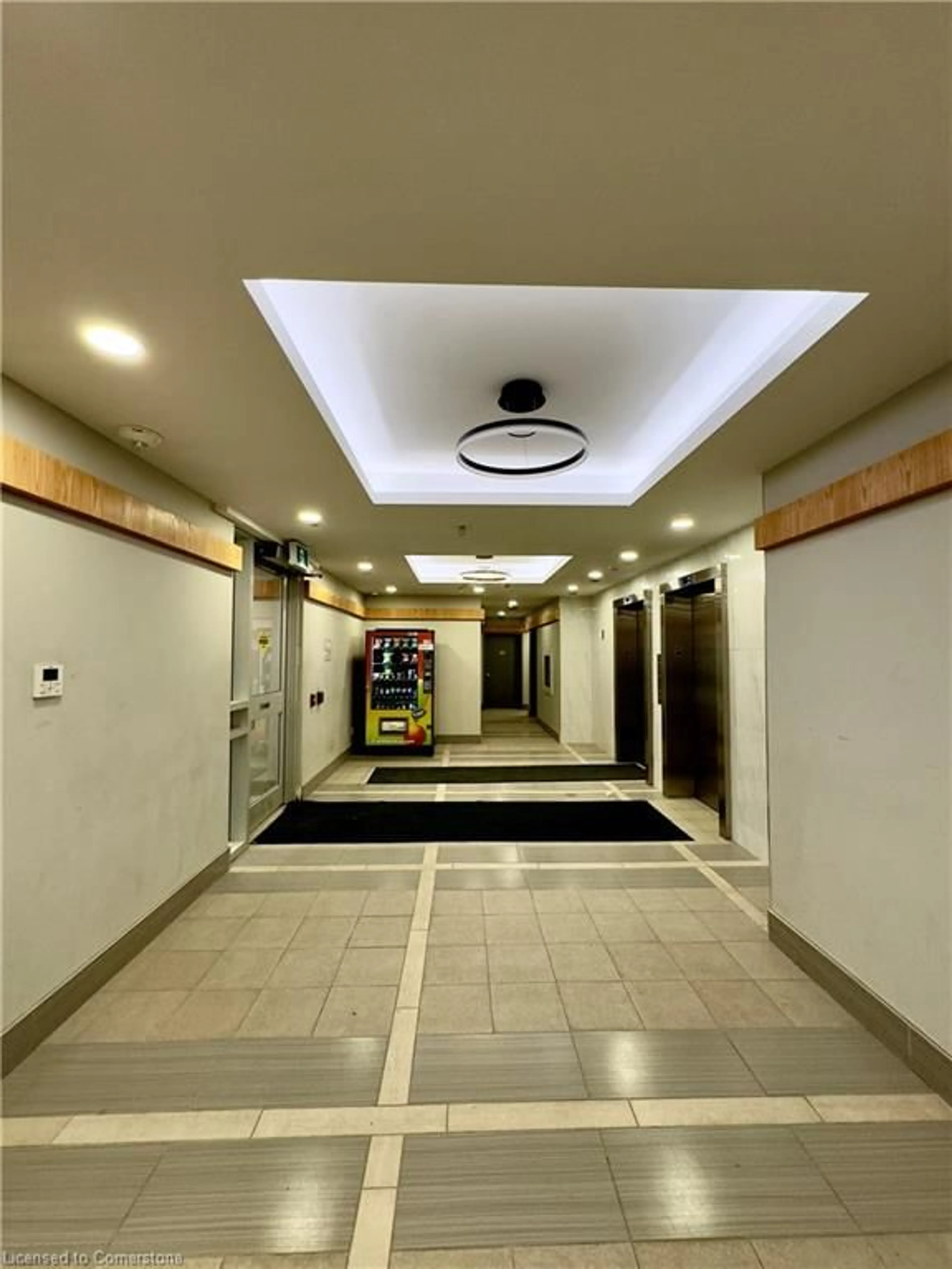 Indoor foyer for 258B Sunview St #266, Waterloo Ontario N2L 0H7