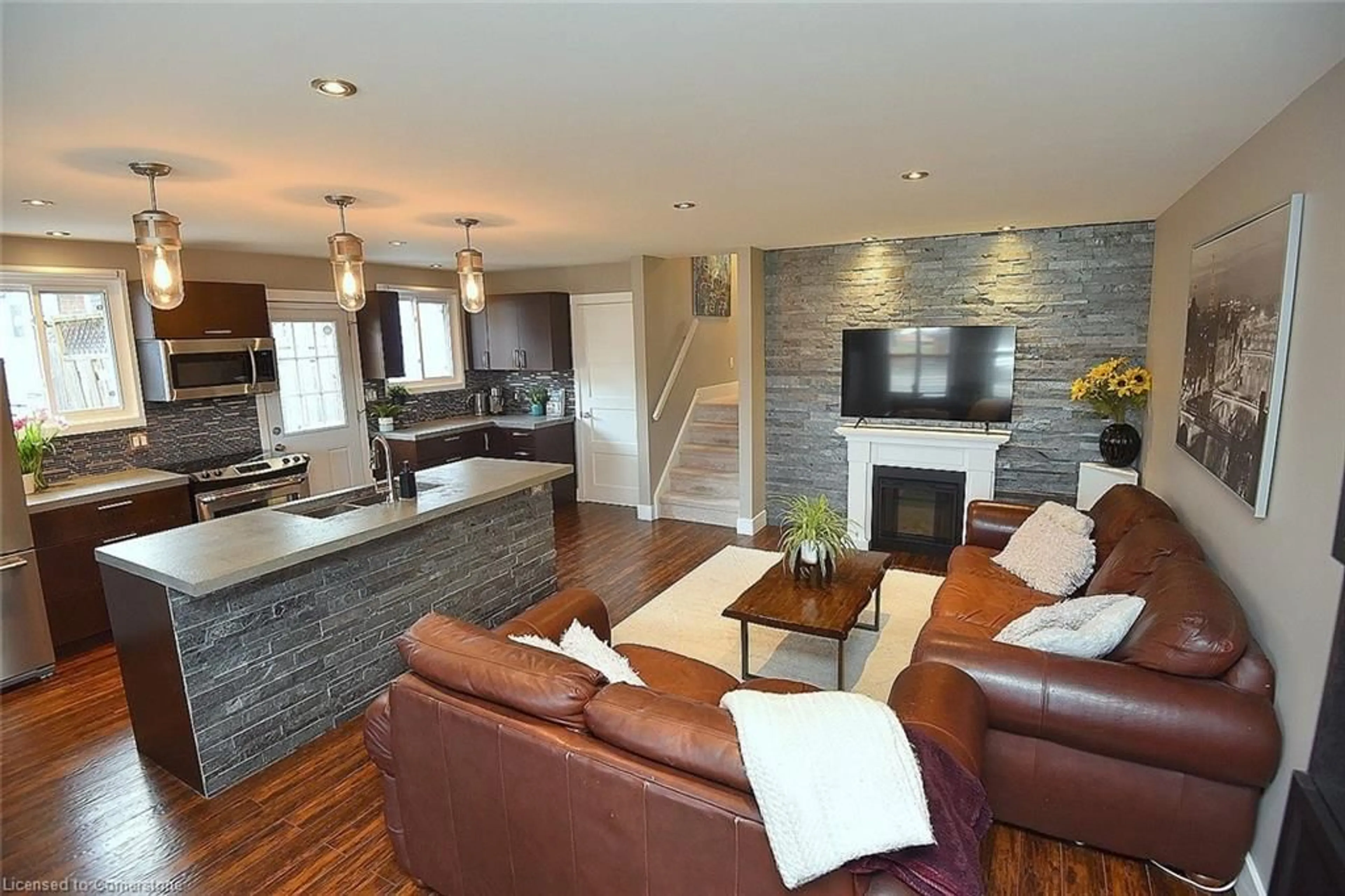 Living room with furniture, wood/laminate floor for 614 Upper Paradise Rd, Hamilton Ontario L9C 5P6