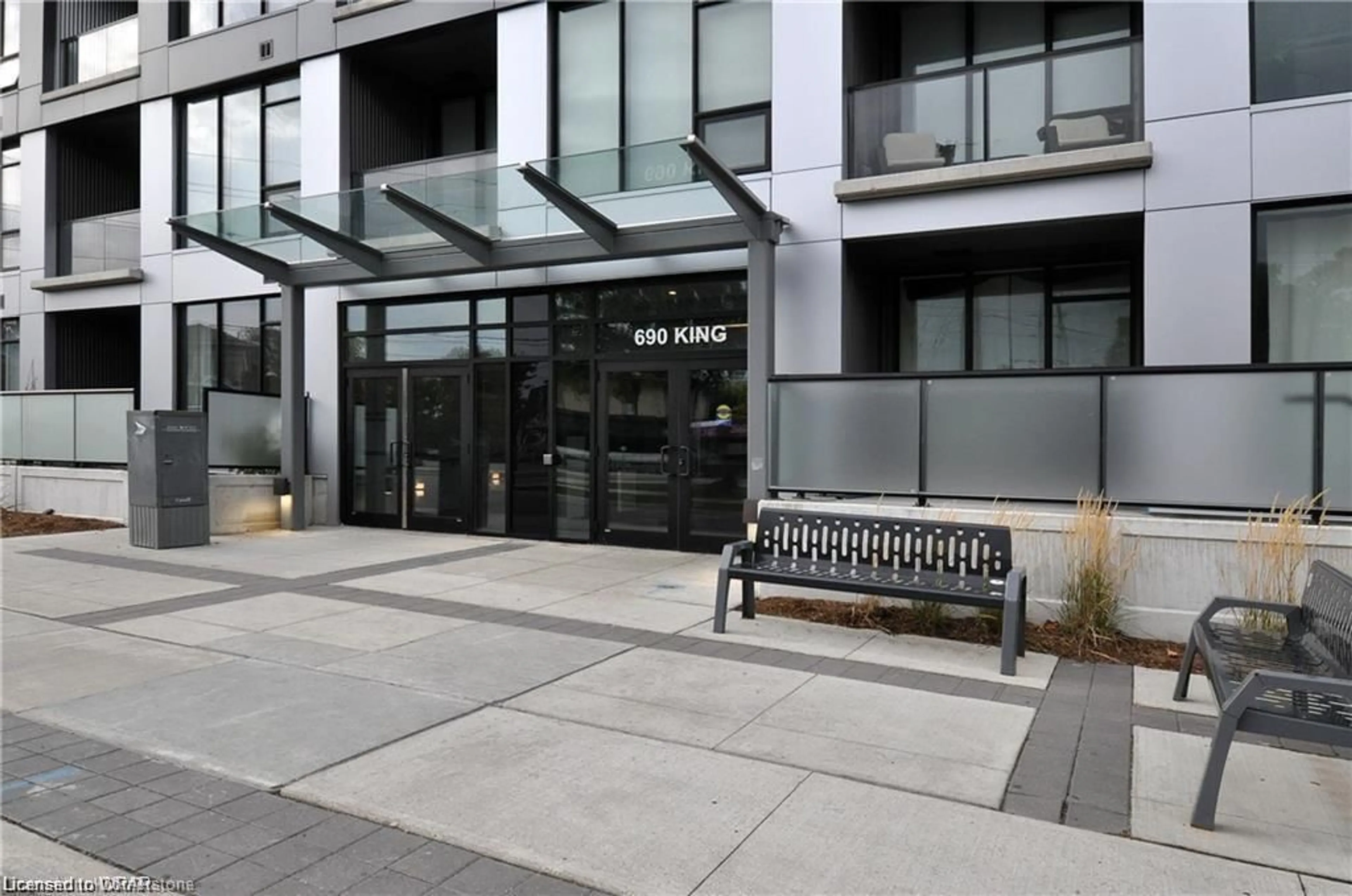 Patio, building for 690 King St #221, Kitchener Ontario N2G 1G4