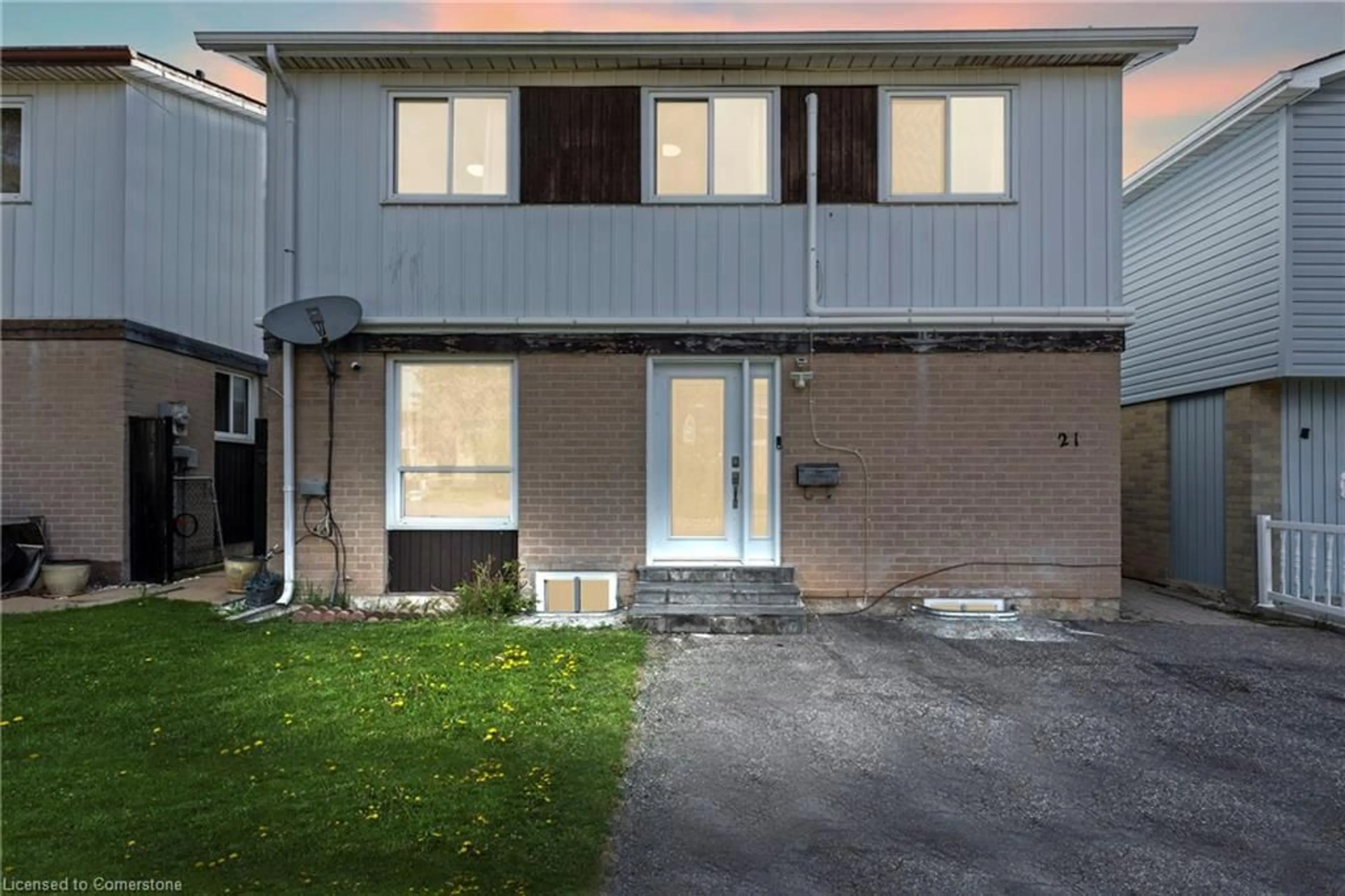 Home with vinyl exterior material, street for 21 Grand River Crt, Brampton Ontario L6S 2J8