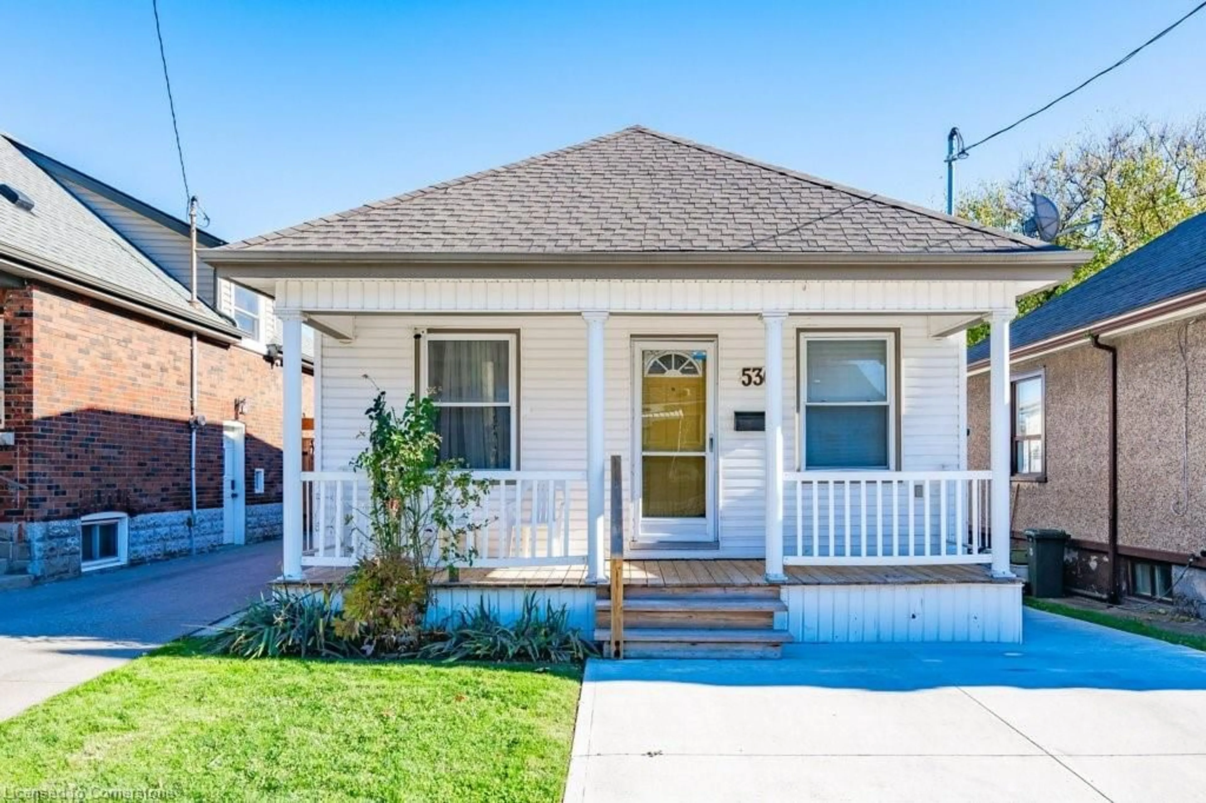 Home with vinyl exterior material, street for 536 John St, Hamilton Ontario L8L 4S1
