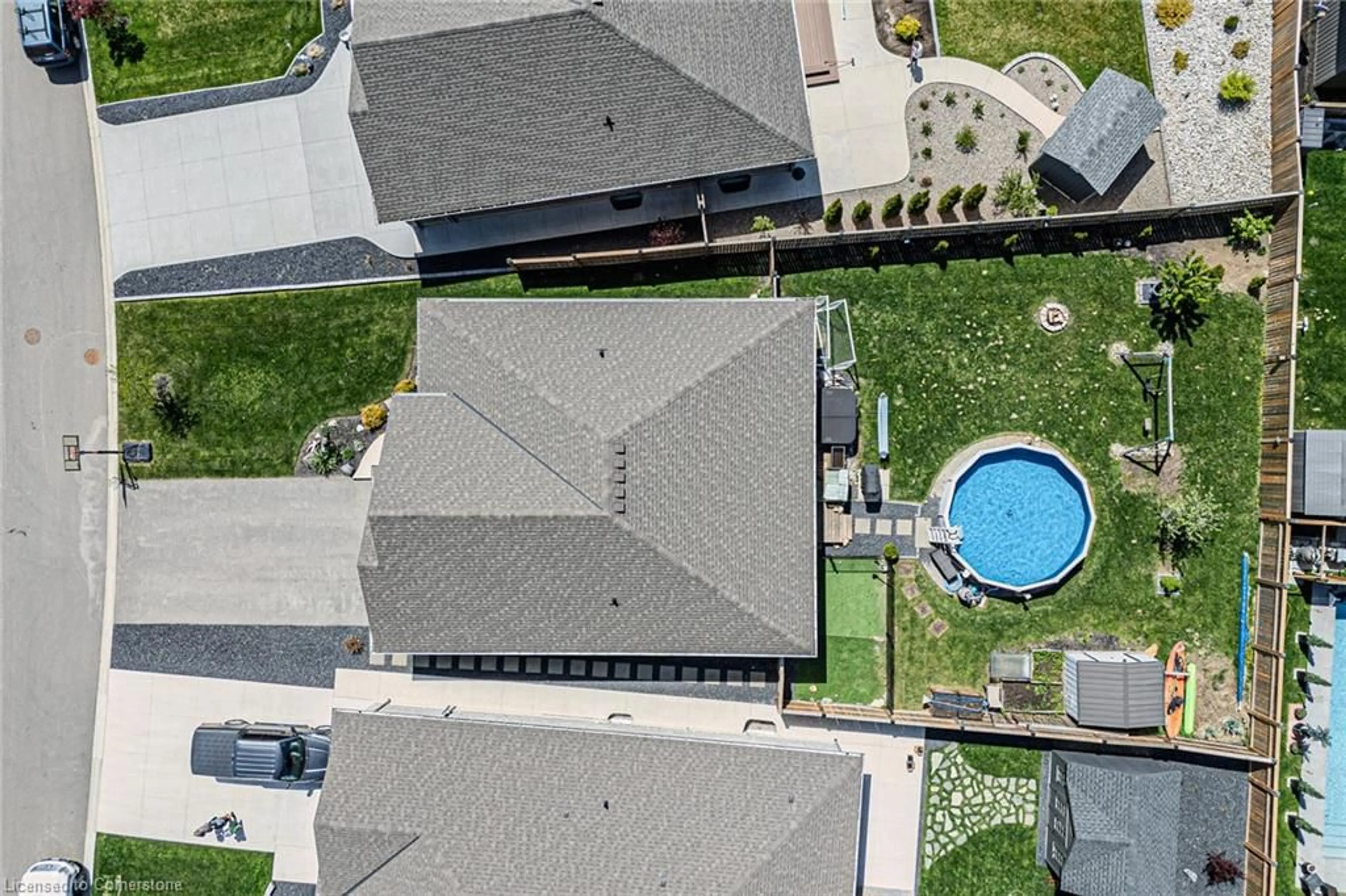A pic from outside/outdoor area/front of a property/back of a property/a pic from drone, city buildings view from balcony for 200 Oak St, Simcoe Ontario N3Y 0B5
