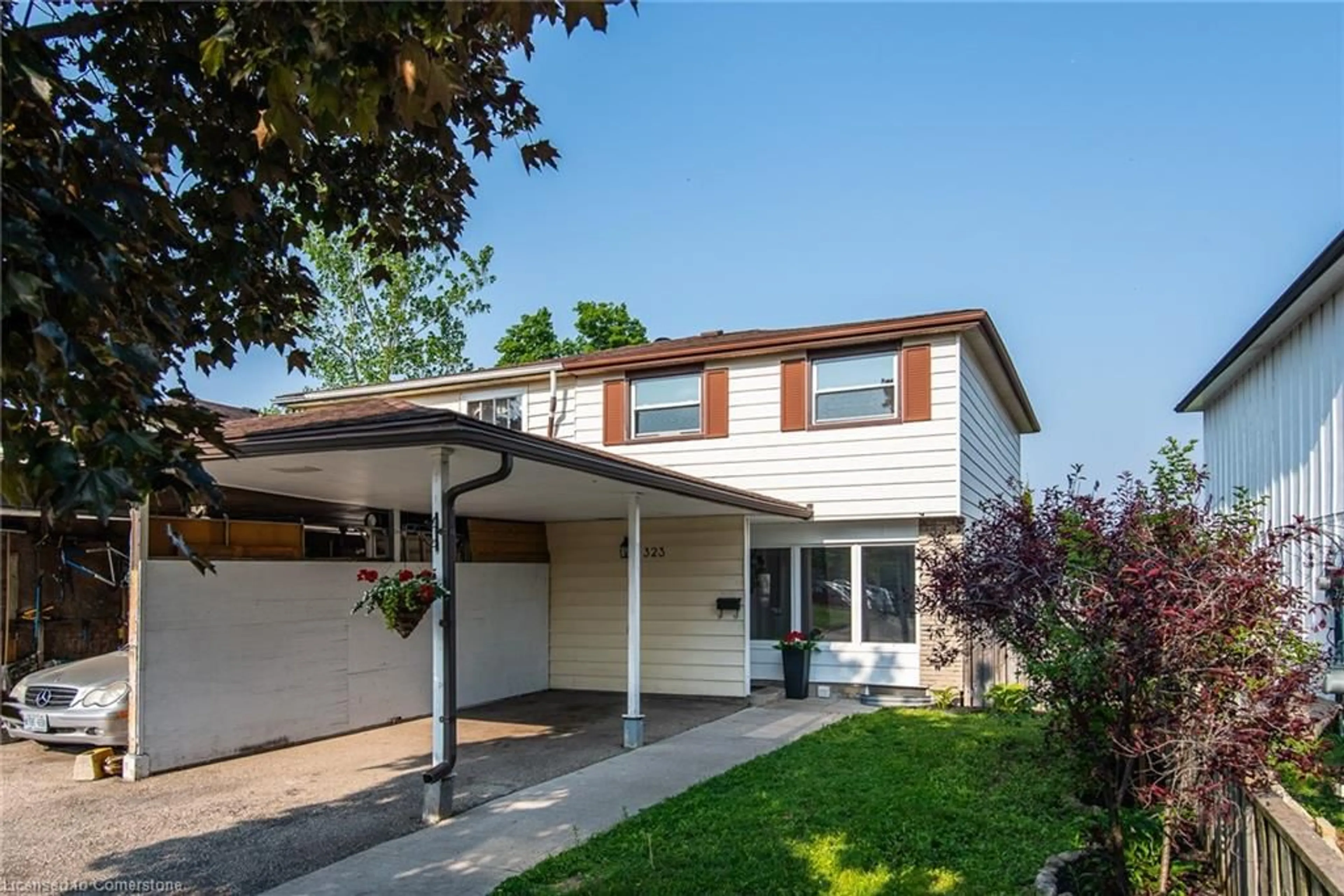 Home with vinyl exterior material, street for 323 Preston Pky, Cambridge Ontario N3H 4Z4