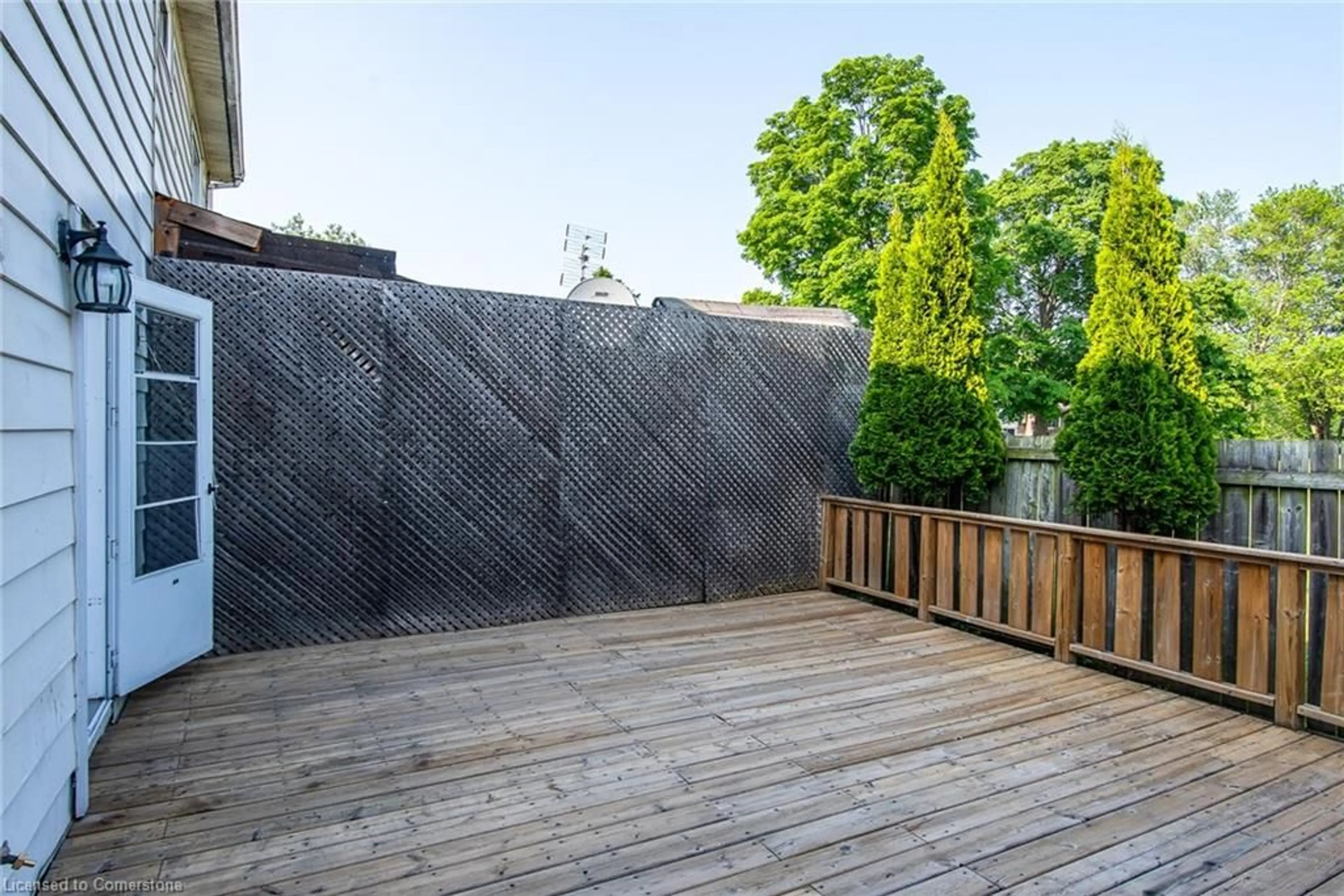 Patio, street for 323 Preston Pky, Cambridge Ontario N3H 4Z4
