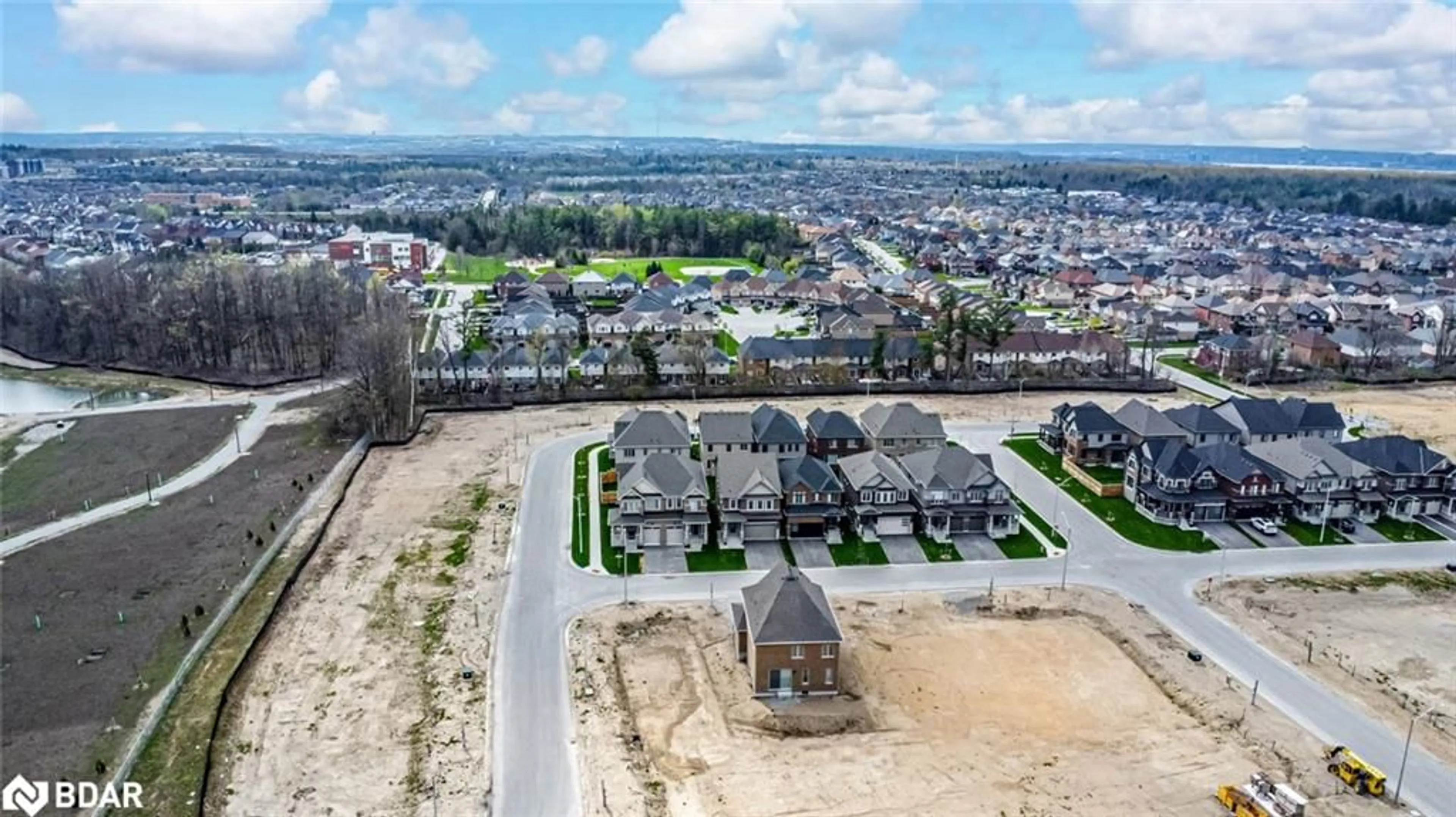 A pic from outside/outdoor area/front of a property/back of a property/a pic from drone, street for 5 Amsterdam Dr, Barrie Ontario L9J 0Z5