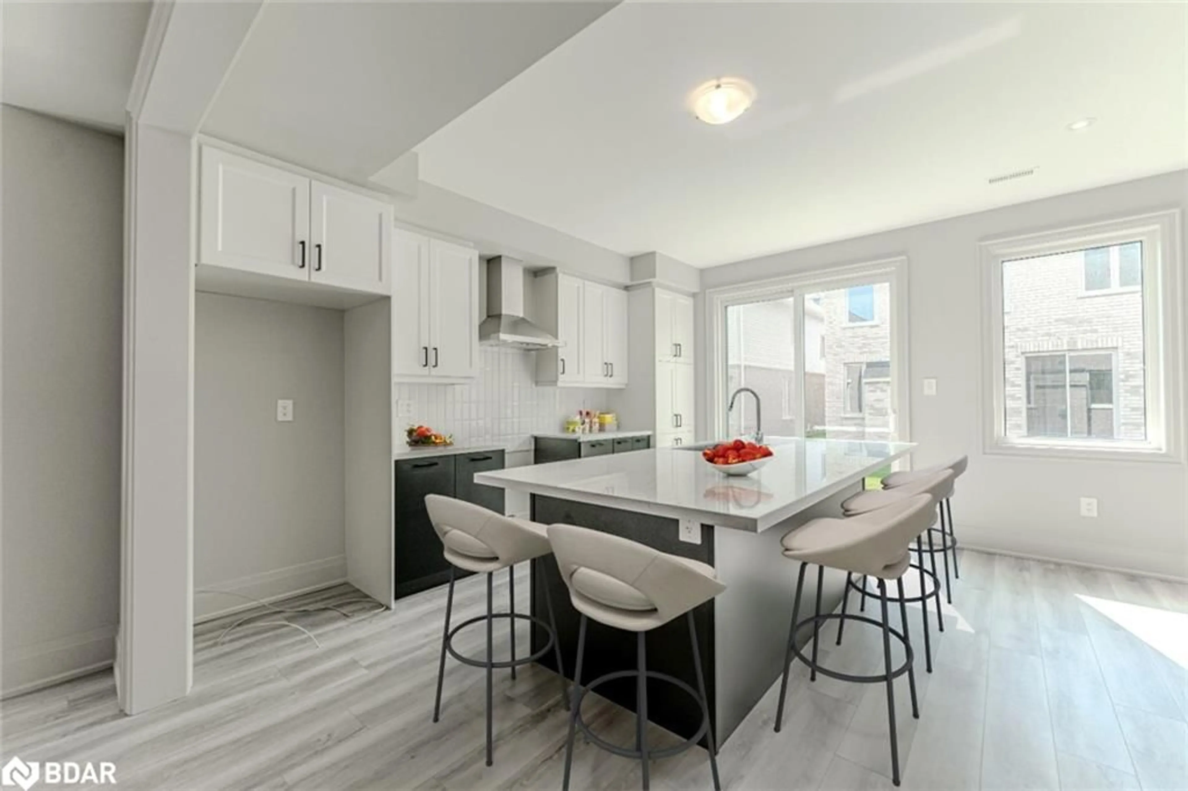 Open concept kitchen, ceramic/tile floor for 5 Amsterdam Dr, Barrie Ontario L9J 0Z5