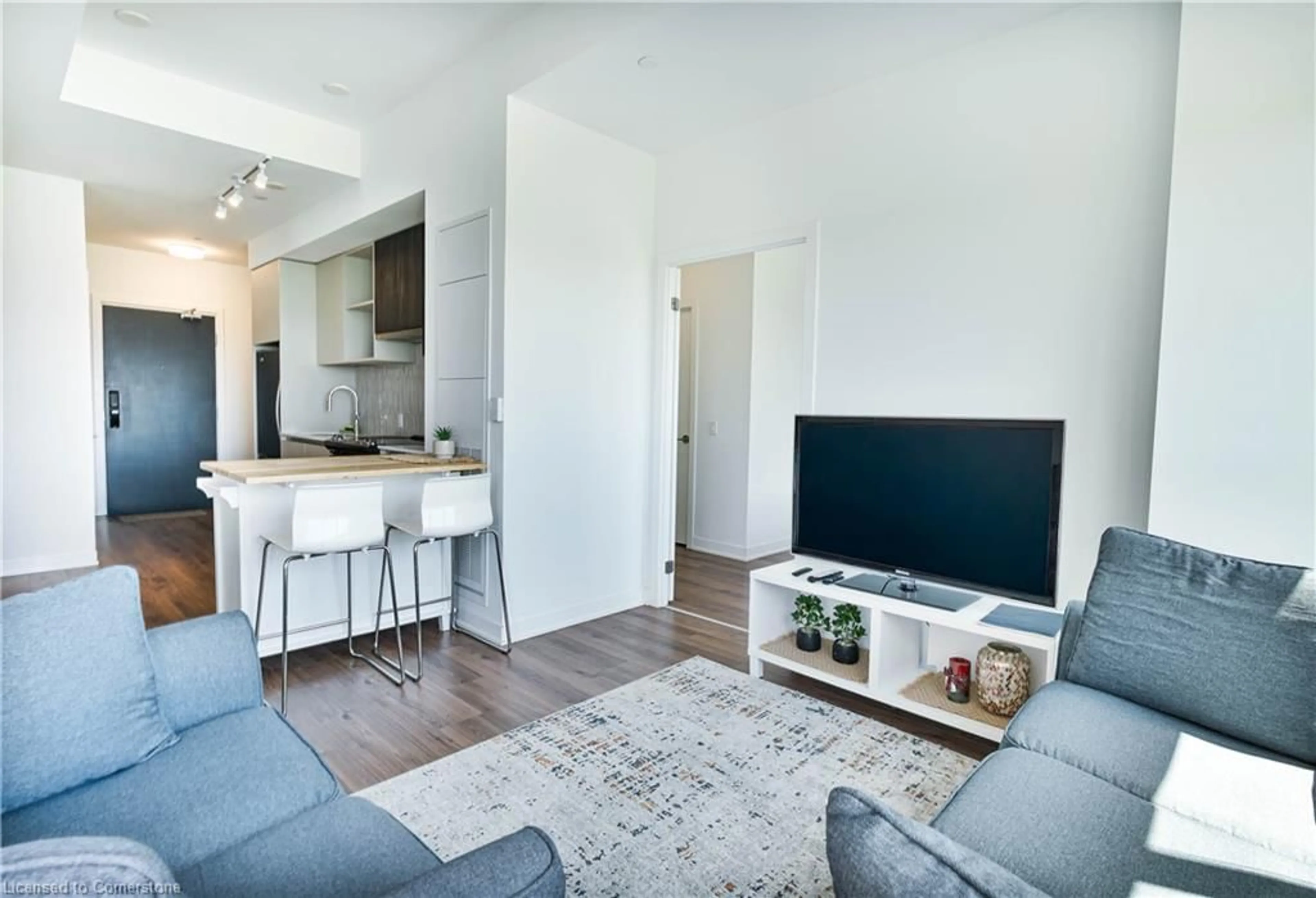 Living room with furniture, wood/laminate floor for 405 Dundas St, Oakville Ontario L6M 4M2