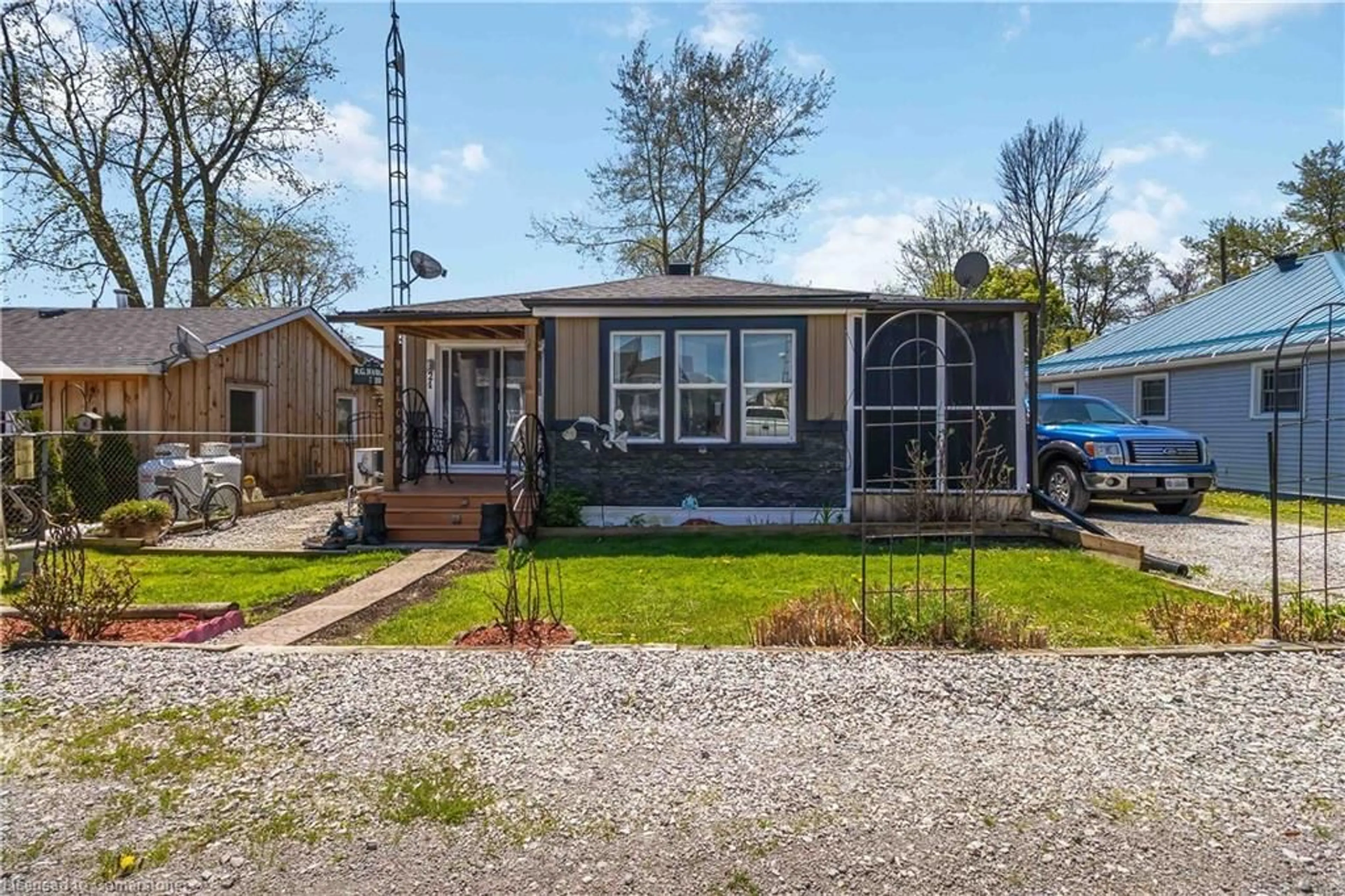 Home with vinyl exterior material, street for 24 Melville Lane Lane, Selkirk Ontario N0A 1P0