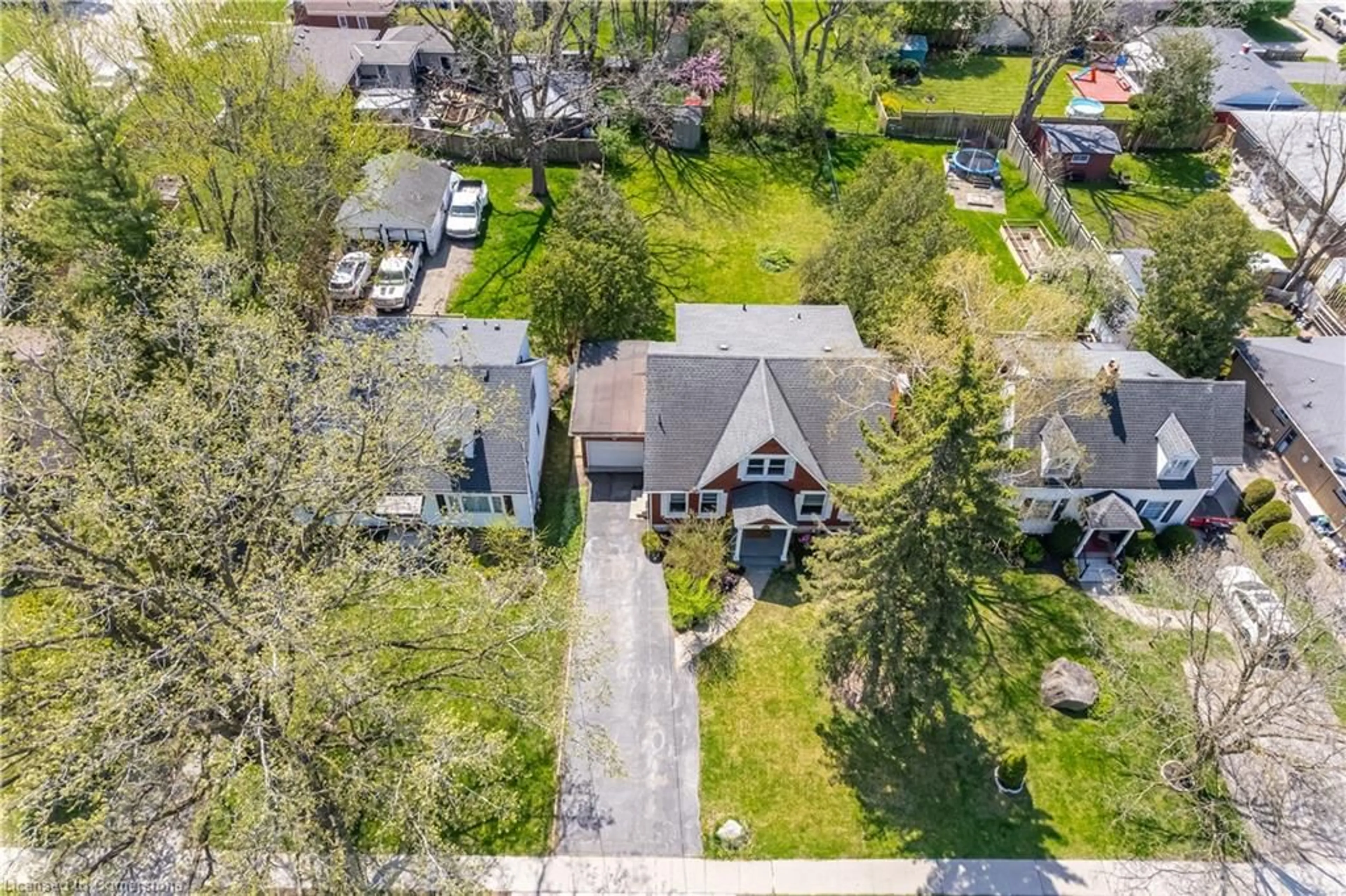 A pic from outside/outdoor area/front of a property/back of a property/a pic from drone, street for 305 Main St, Cambridge Ontario N1R 1Y2