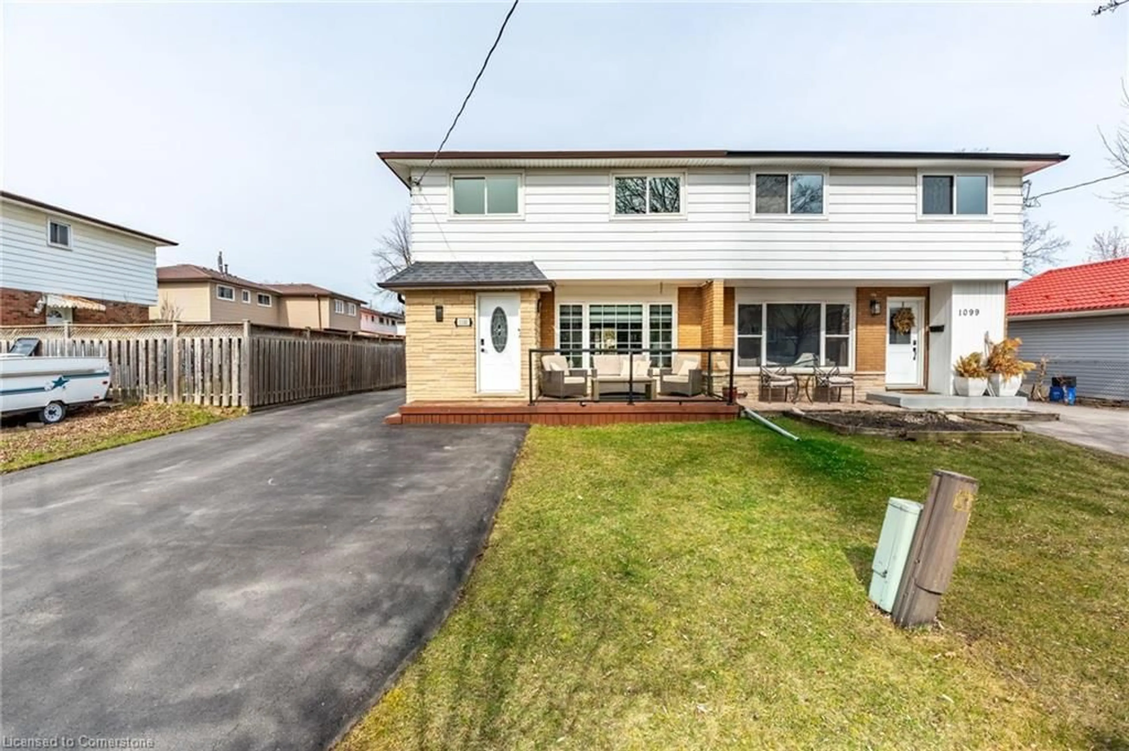 A pic from outside/outdoor area/front of a property/back of a property/a pic from drone, street for 1101 Highland St, Burlington Ontario L7R 3V1