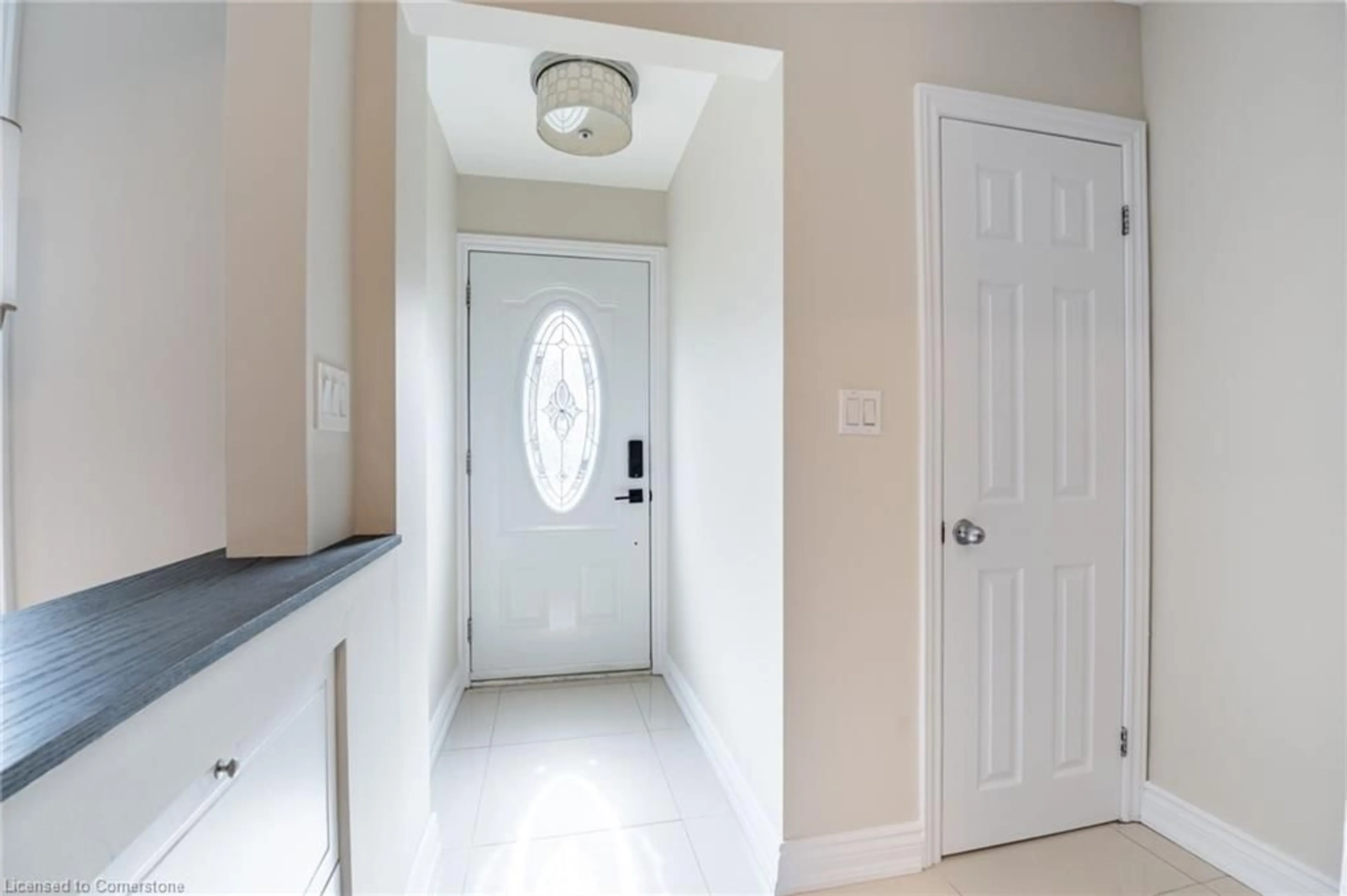 Indoor entryway for 1101 Highland St, Burlington Ontario L7R 3V1