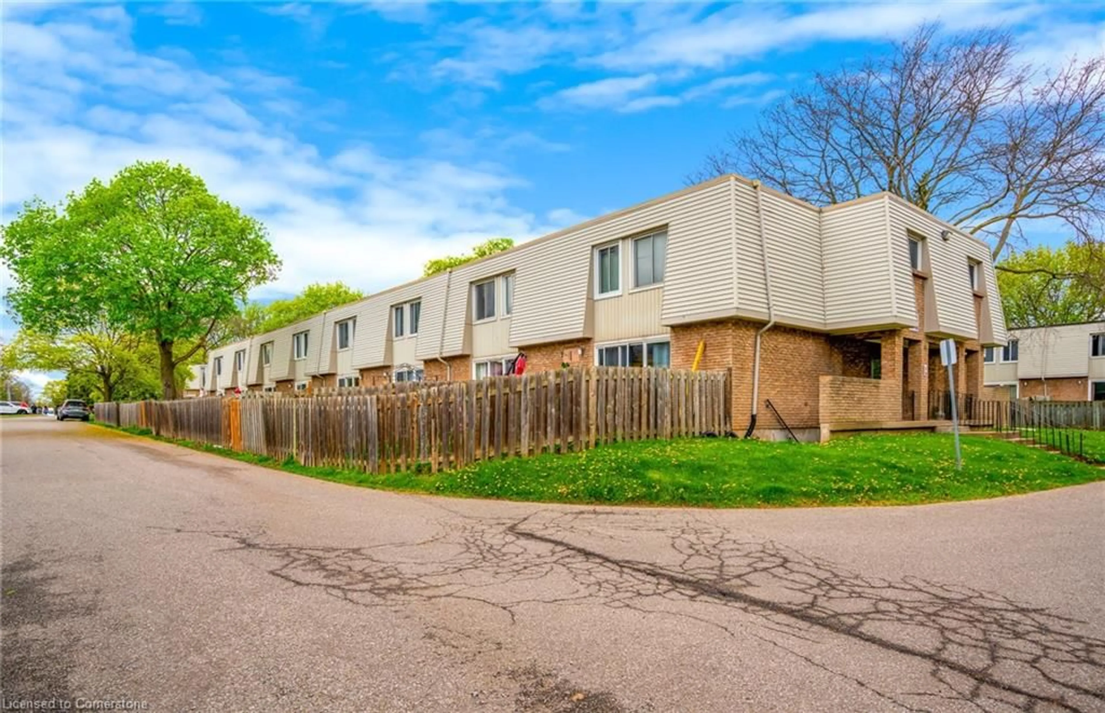Patio, street for 17 Old Pine Trail #185, St. Catharines Ontario L2M 6P9