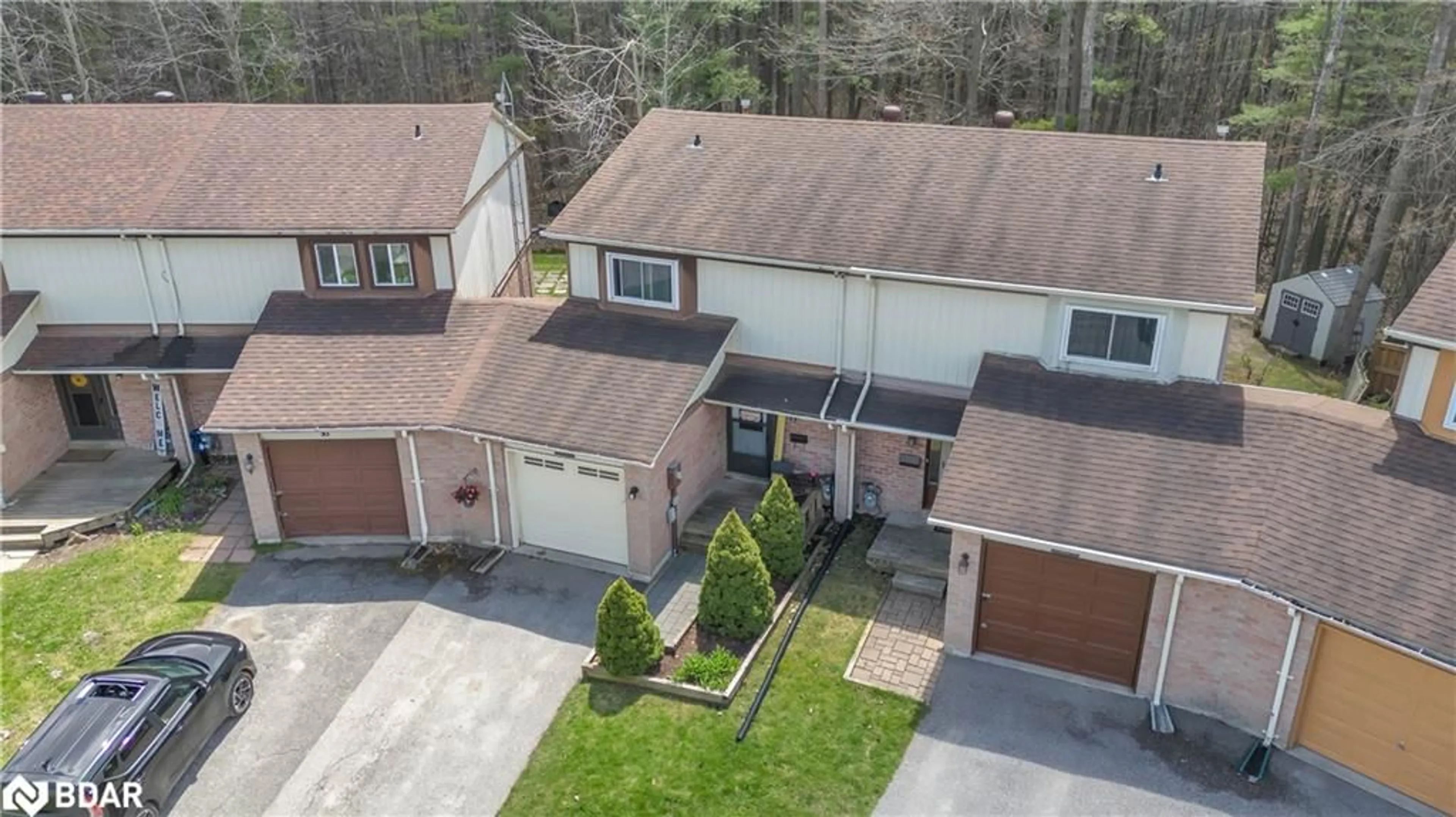 A pic from outside/outdoor area/front of a property/back of a property/a pic from drone, street for 55 Burns Cir, Barrie Ontario L4N 5J8