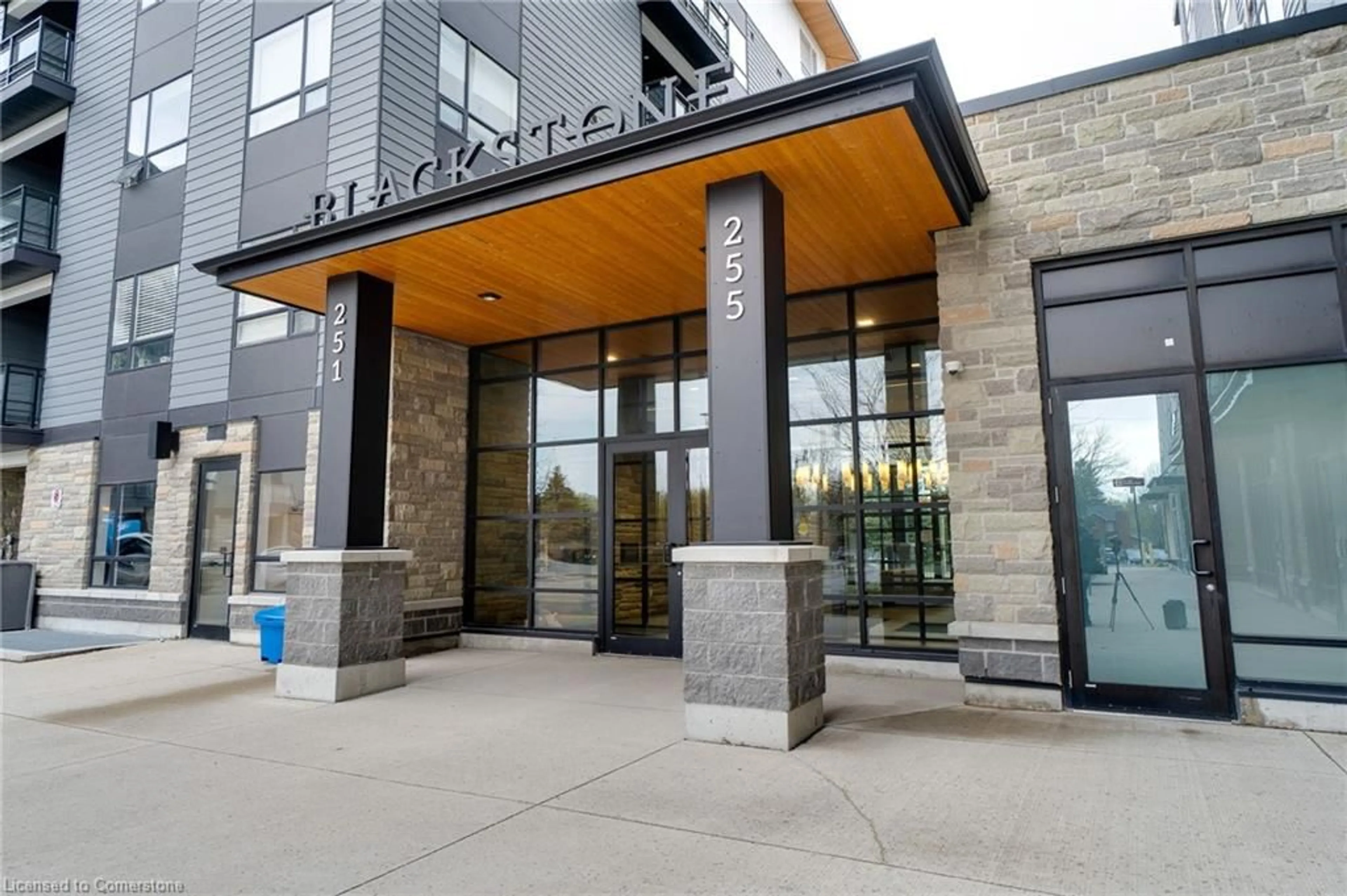 Indoor foyer for 255 Northfield Dr #202, Waterloo Ontario N2J 4G8