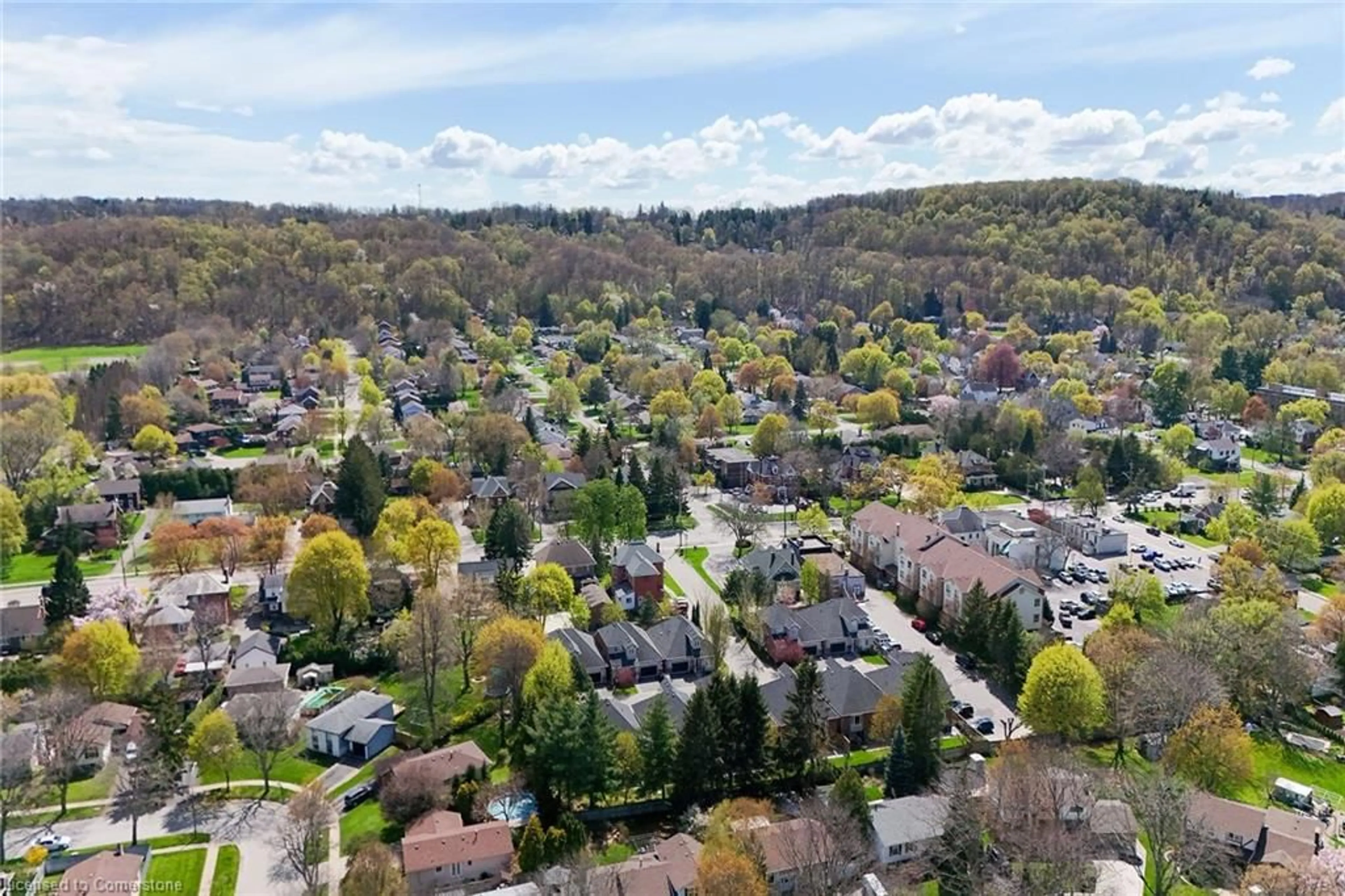 A pic from outside/outdoor area/front of a property/back of a property/a pic from drone, unknown for 91 Main St #11, Grimsby Ontario L3M 1N6