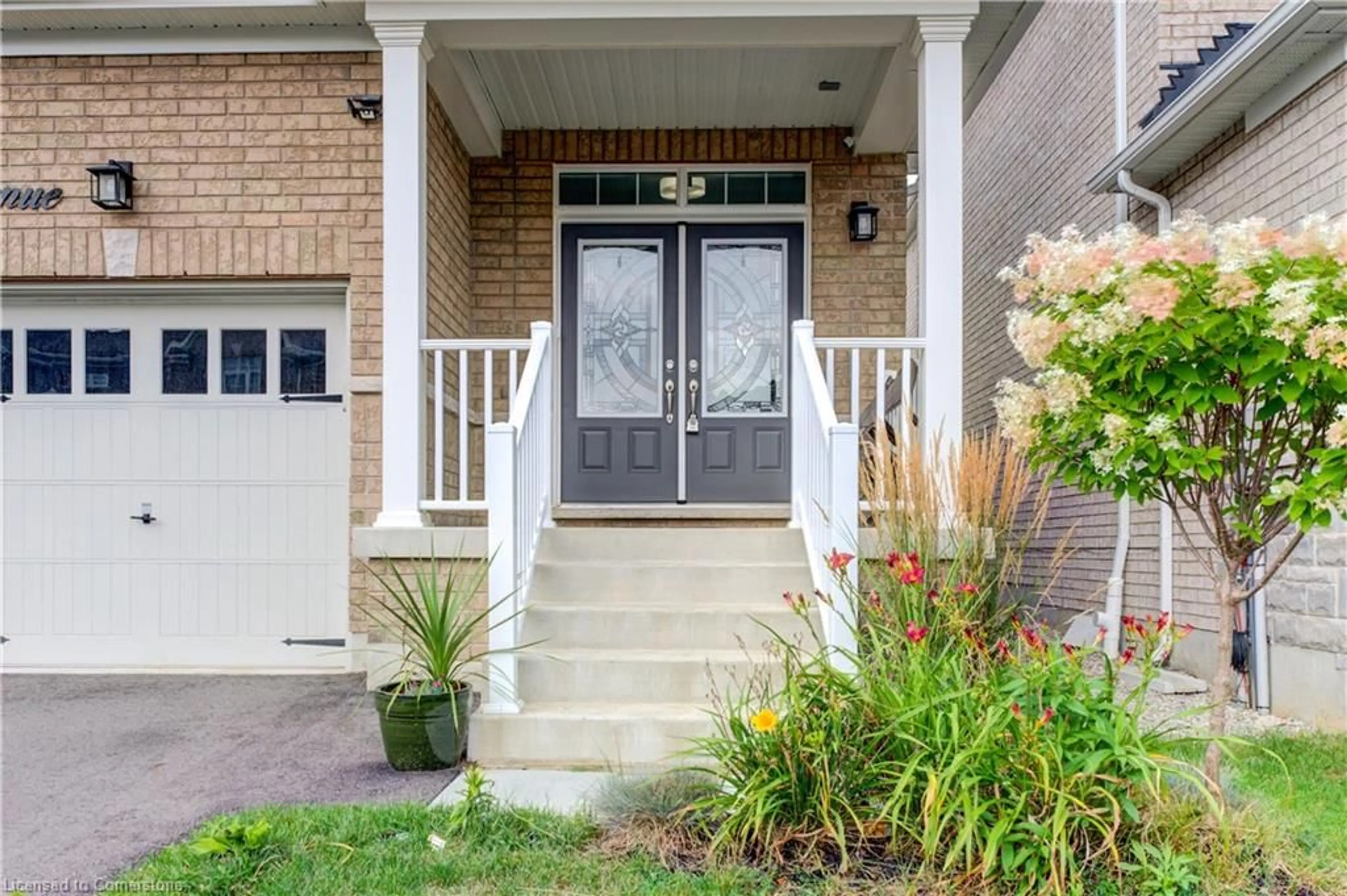 Indoor entryway for 39 Drake Ave, Paris Ontario N3L 0H9