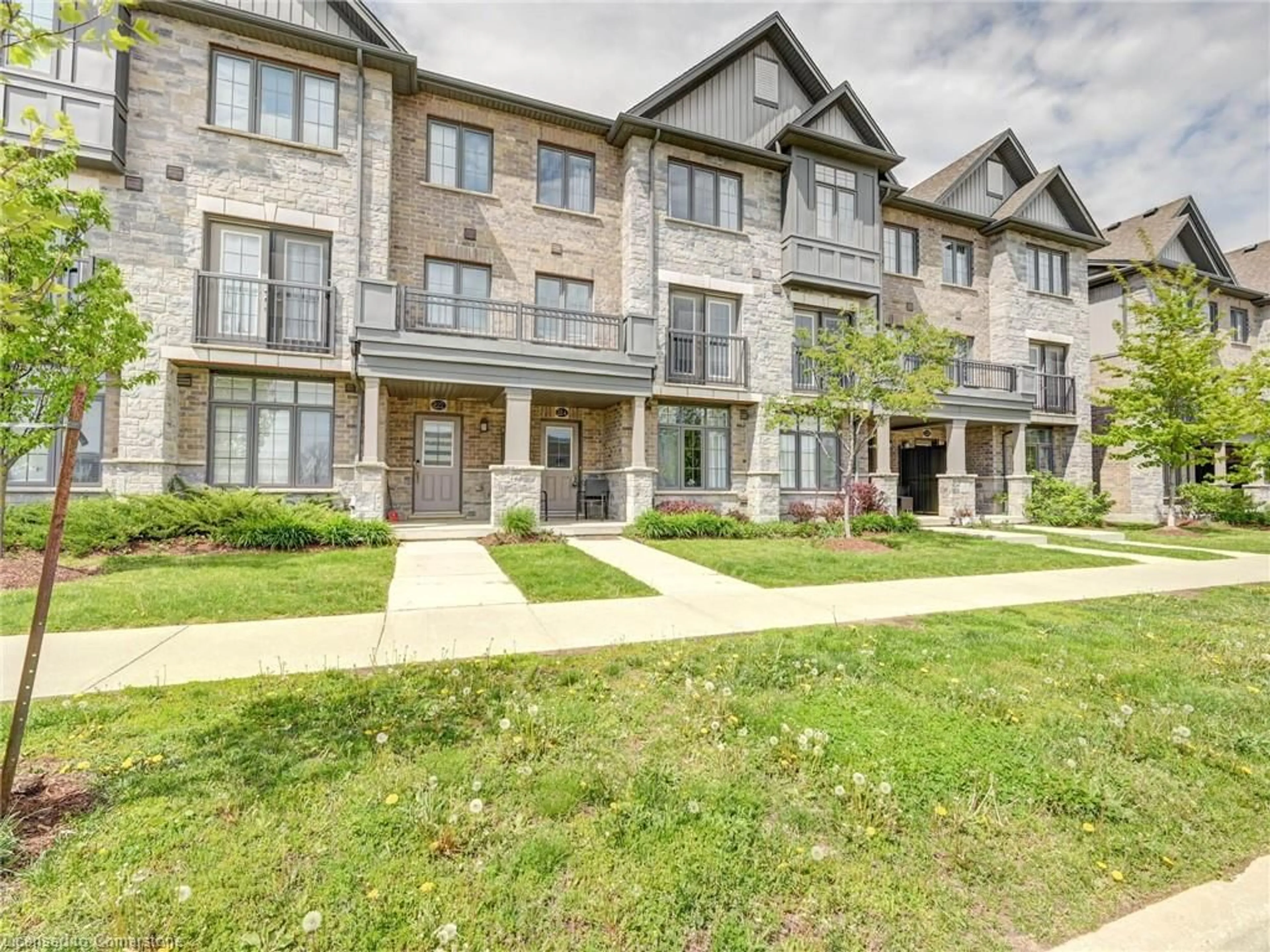 A pic from outside/outdoor area/front of a property/back of a property/a pic from drone, street for 224 Thomas Slee Dr, Kitchener Ontario N2P 0B8