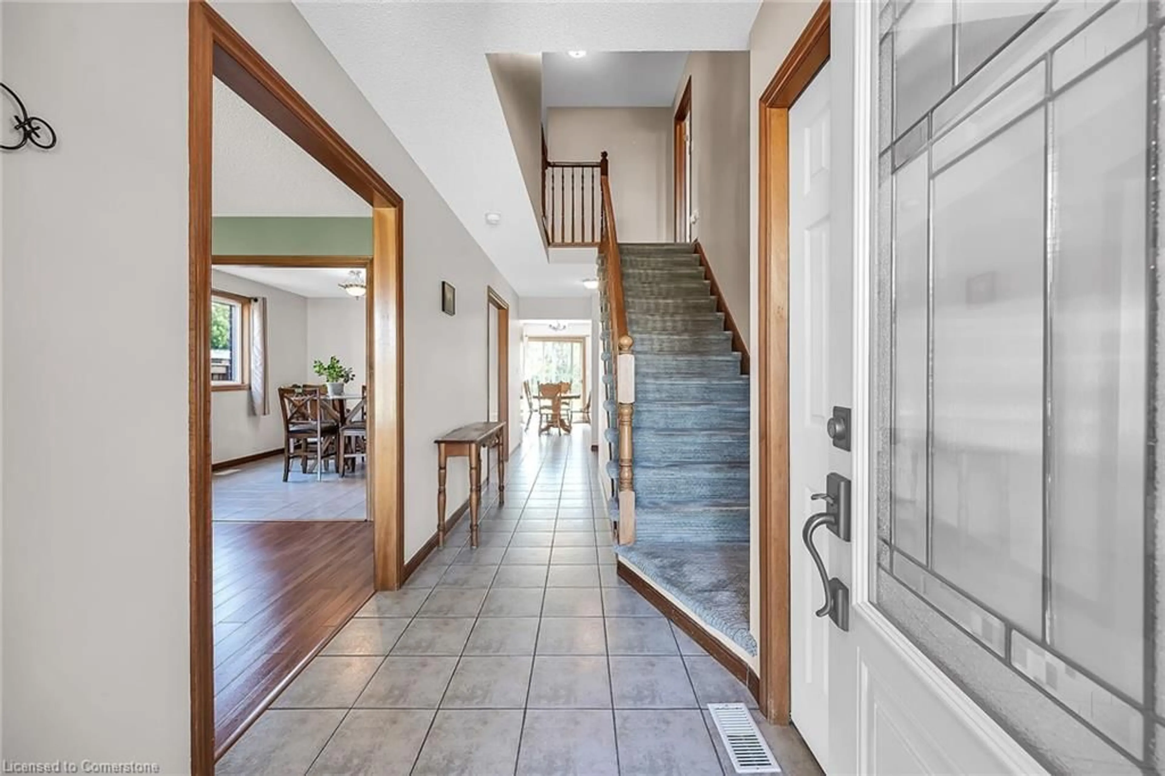 Indoor foyer for 43 Jamieson Dr, Caledonia Ontario N3W 2K6