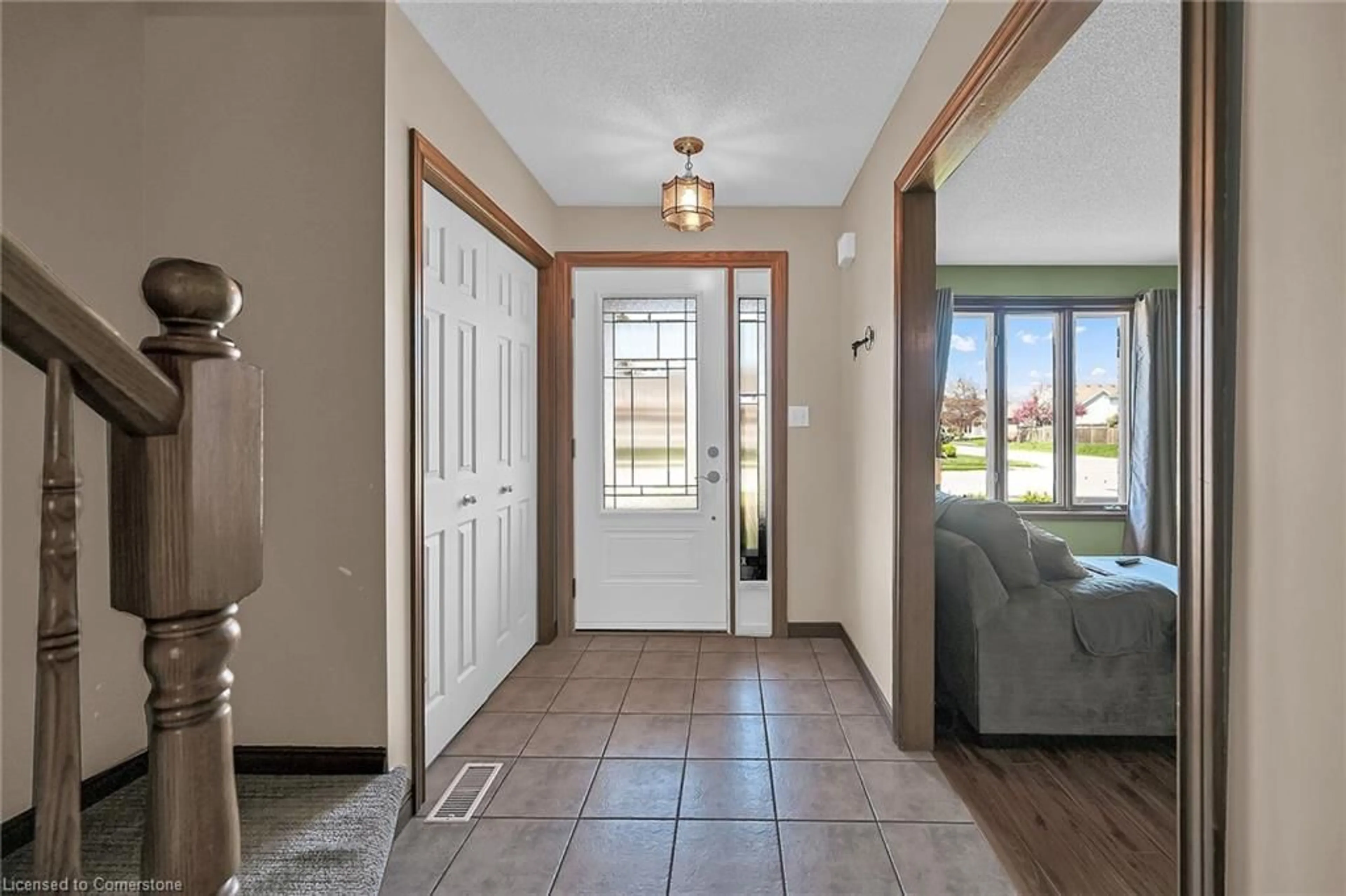 Indoor entryway for 43 Jamieson Dr, Caledonia Ontario N3W 2K6