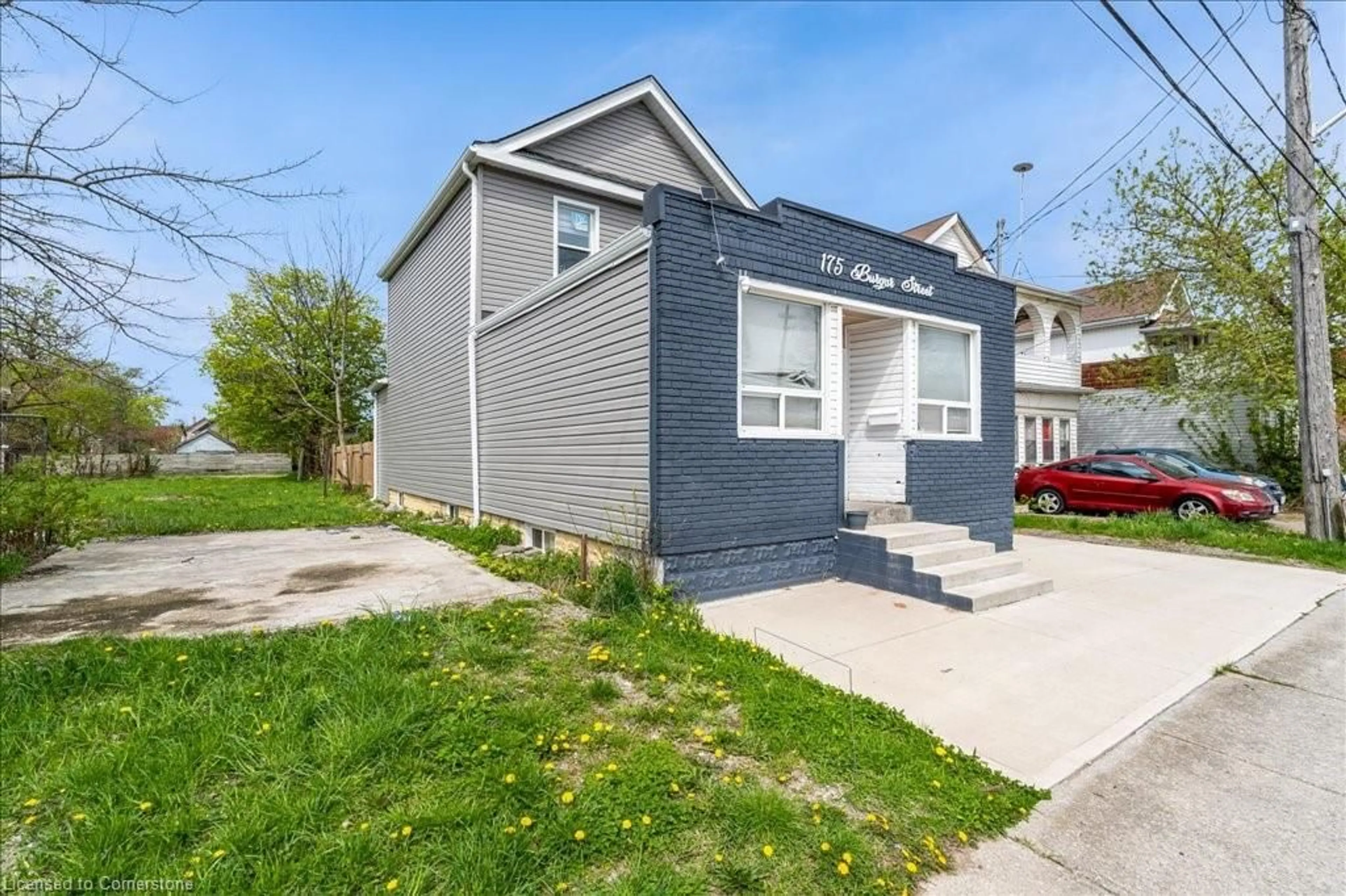 Home with vinyl exterior material, street for 175 Burgar St, Welland Ontario L3B 2T3