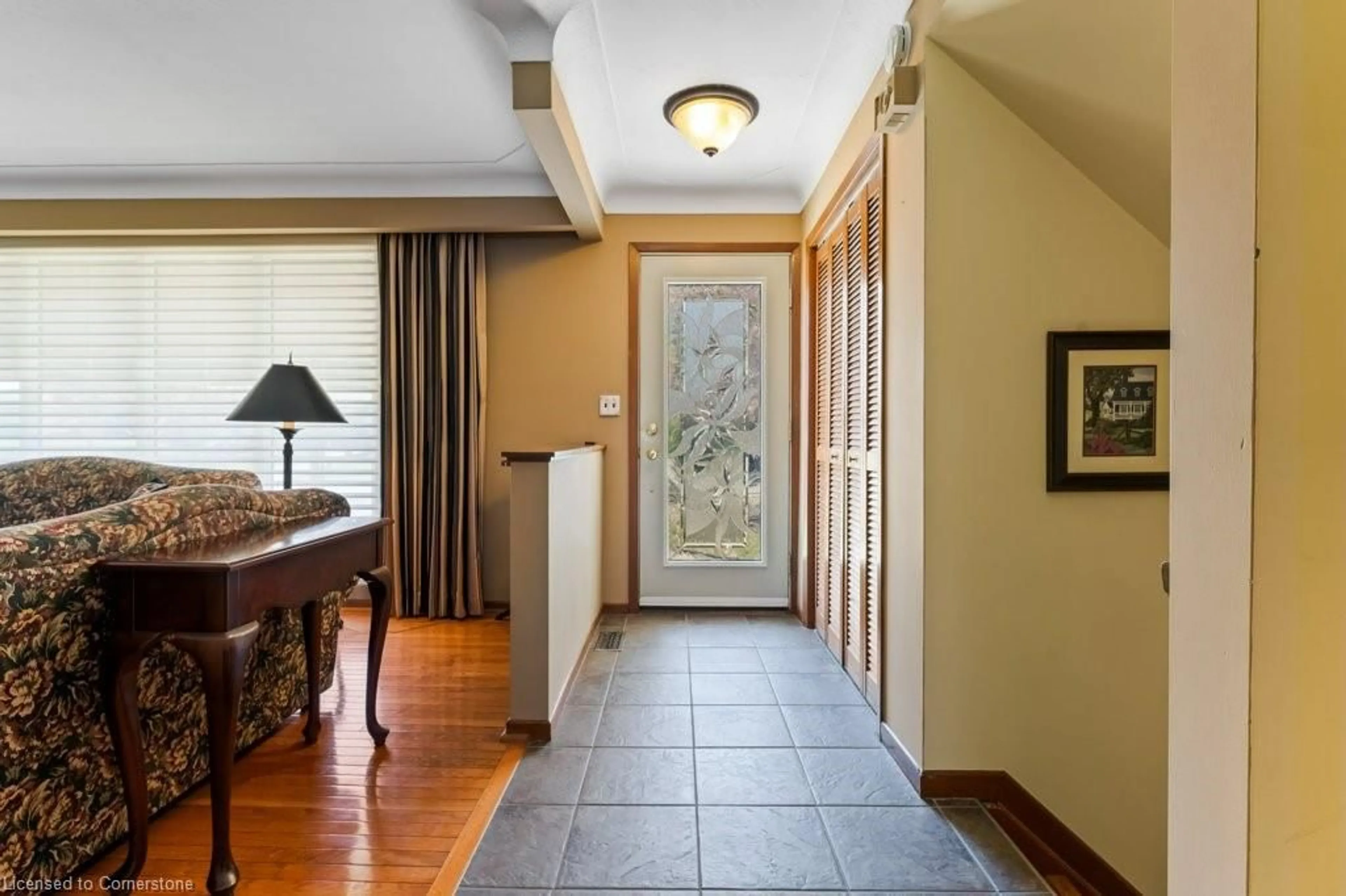 Indoor entryway for 4925 Cameron Ave, Beamsville Ontario L3J 0B9