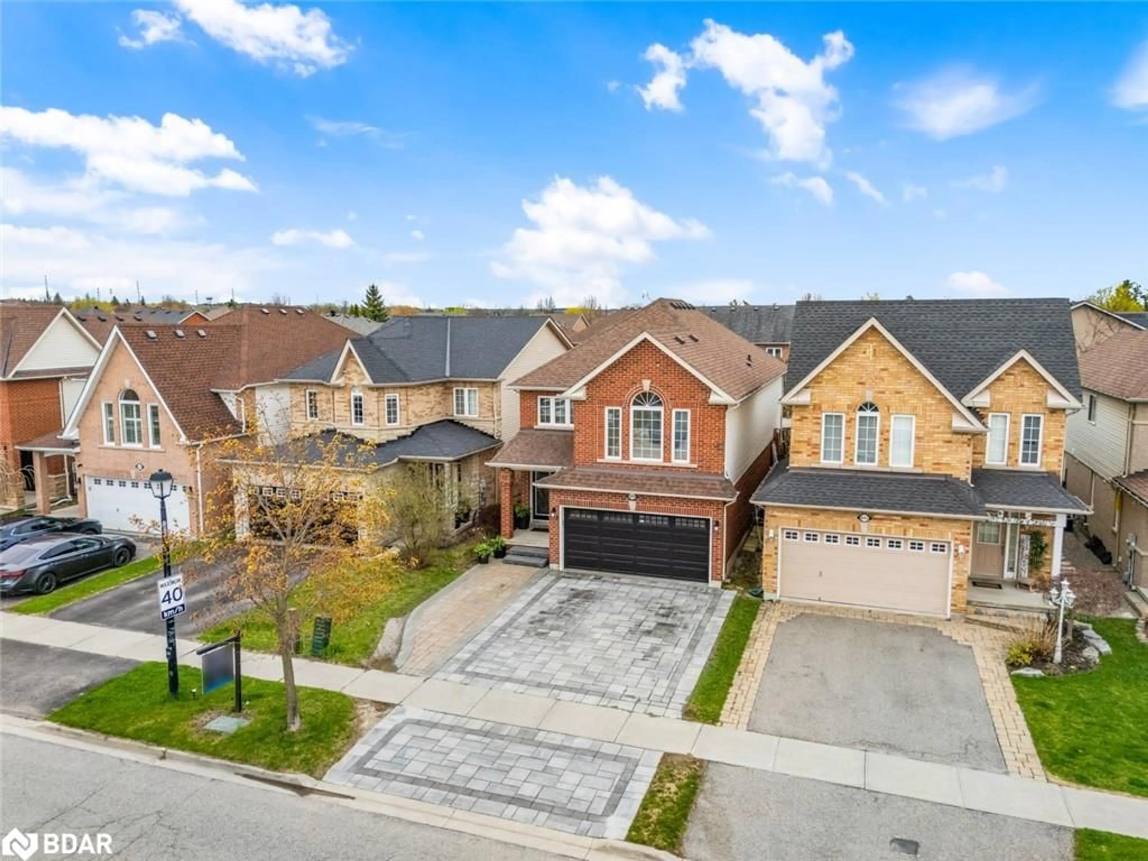 A pic from outside/outdoor area/front of a property/back of a property/a pic from drone, street for 609 Mcbean Ave, Newmarket Ontario L3X 2L5