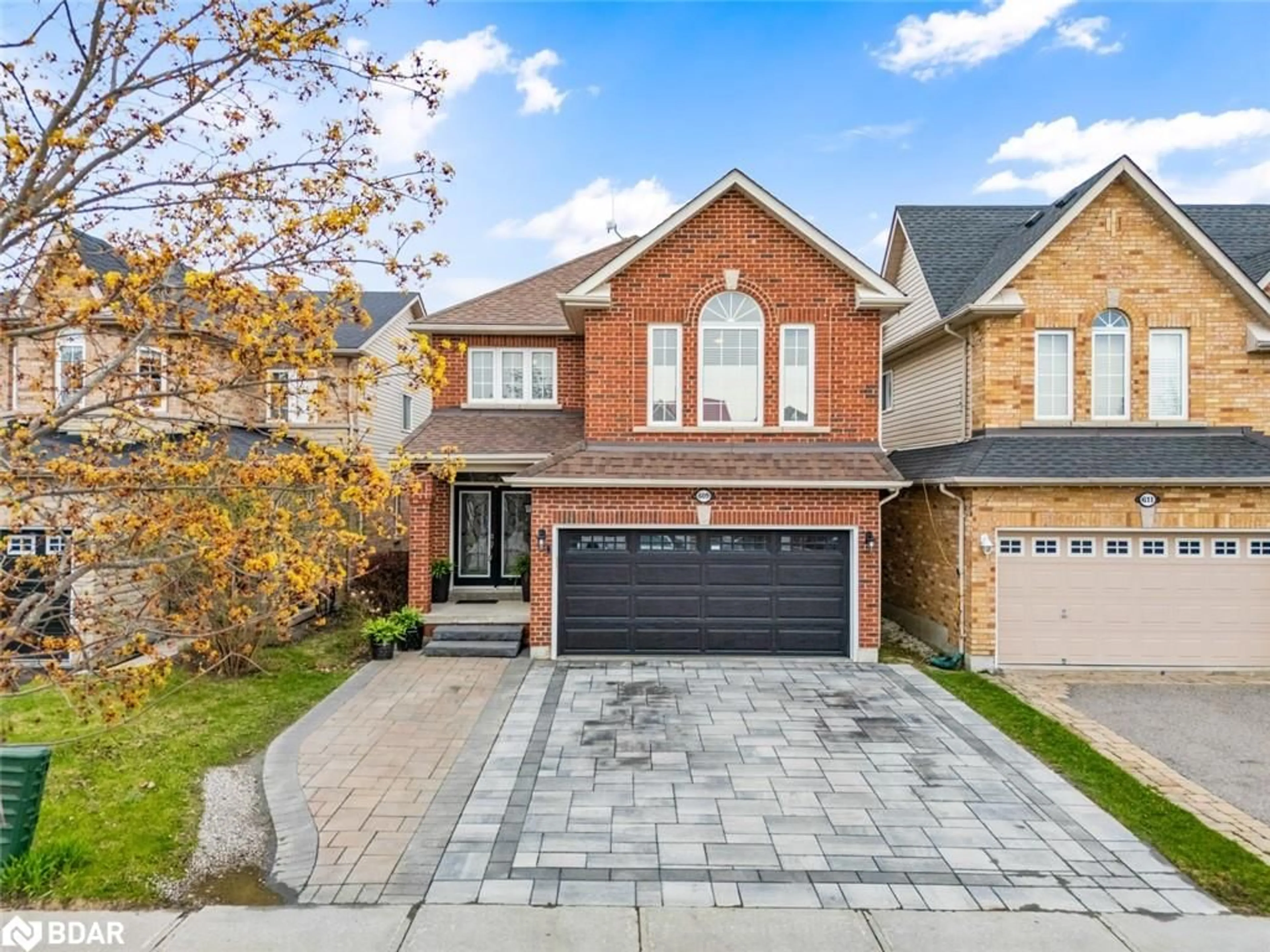 Home with brick exterior material, street for 609 Mcbean Ave, Newmarket Ontario L3X 2L5