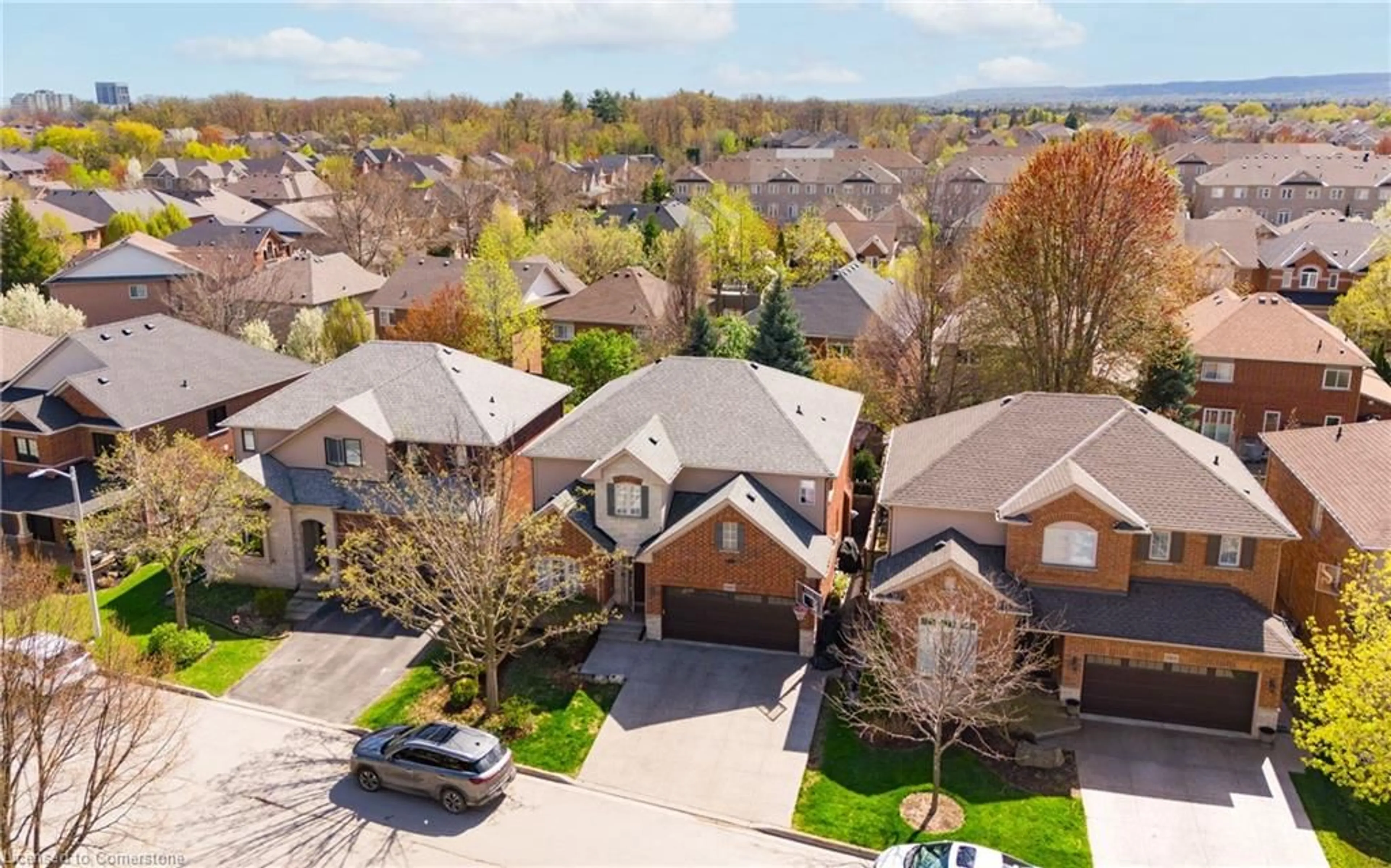 A pic from outside/outdoor area/front of a property/back of a property/a pic from drone, street for 5449 Valleyhigh Dr, Burlington Ontario L7L 6Z6
