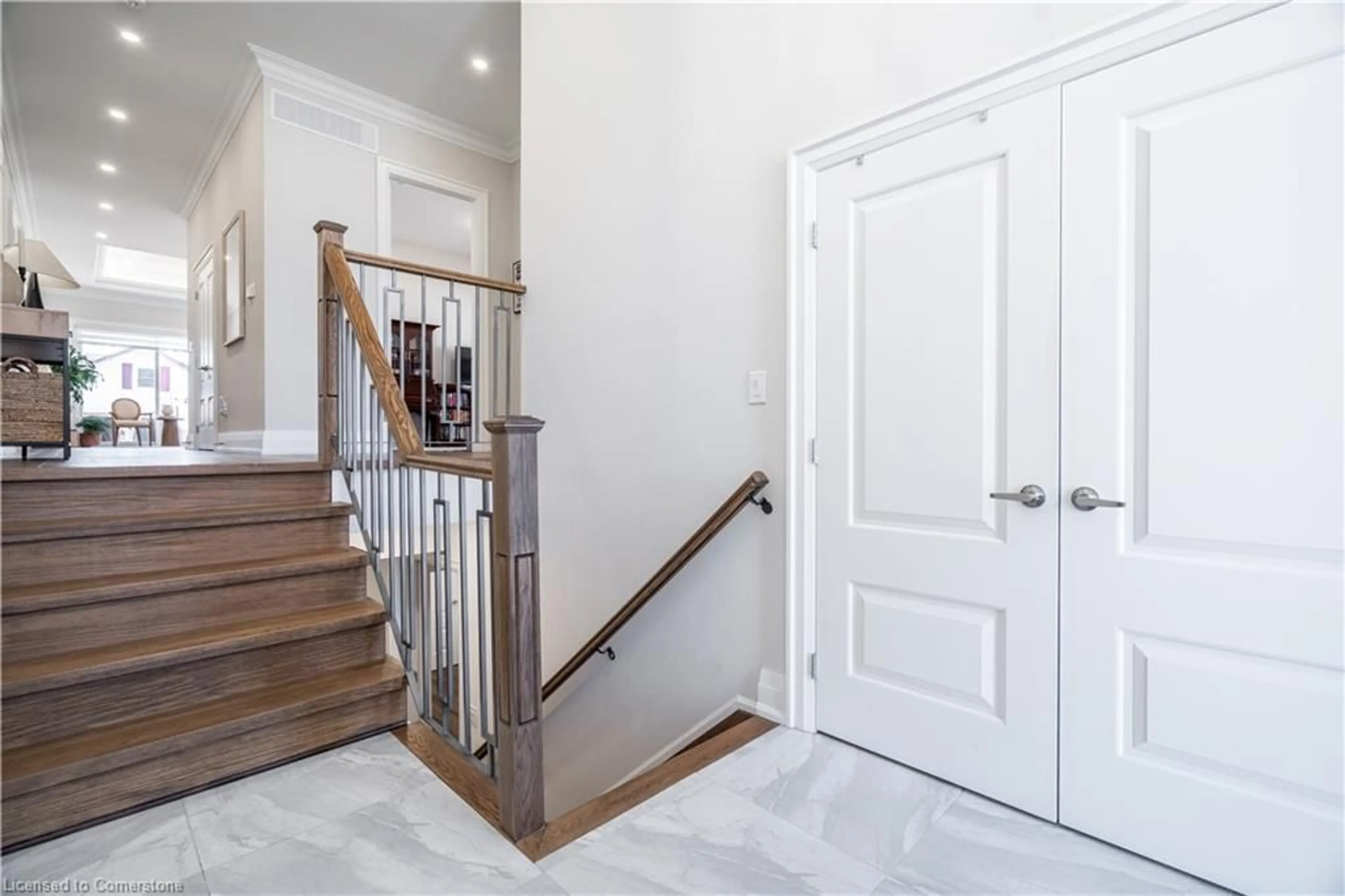 Indoor entryway for 87 The Promenade, Niagara-on-the-Lake Ontario L0S 1J0