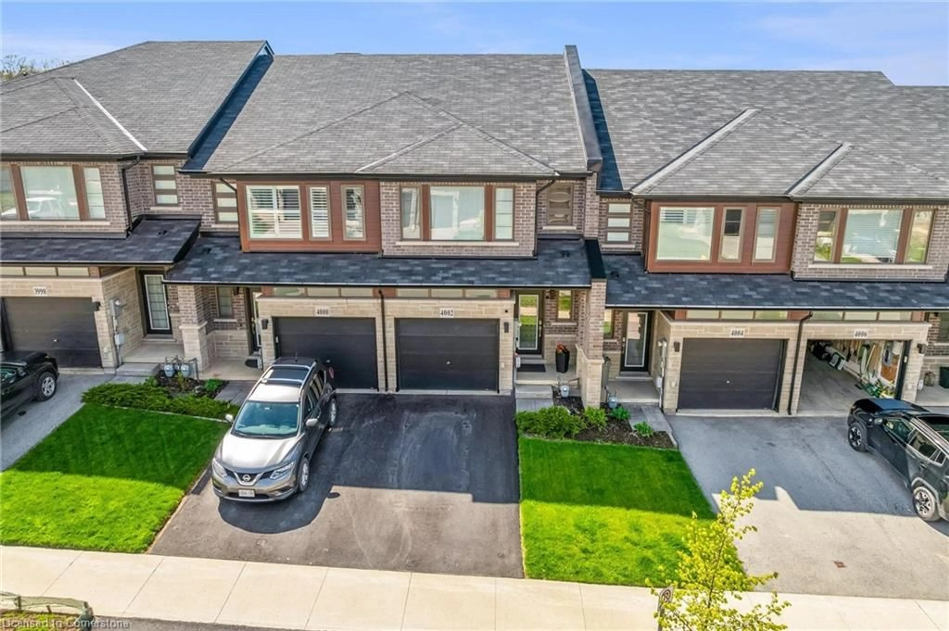 A pic from outside/outdoor area/front of a property/back of a property/a pic from drone, street for 4002 Crown Street St, Beamsville Ontario L0R 1B7