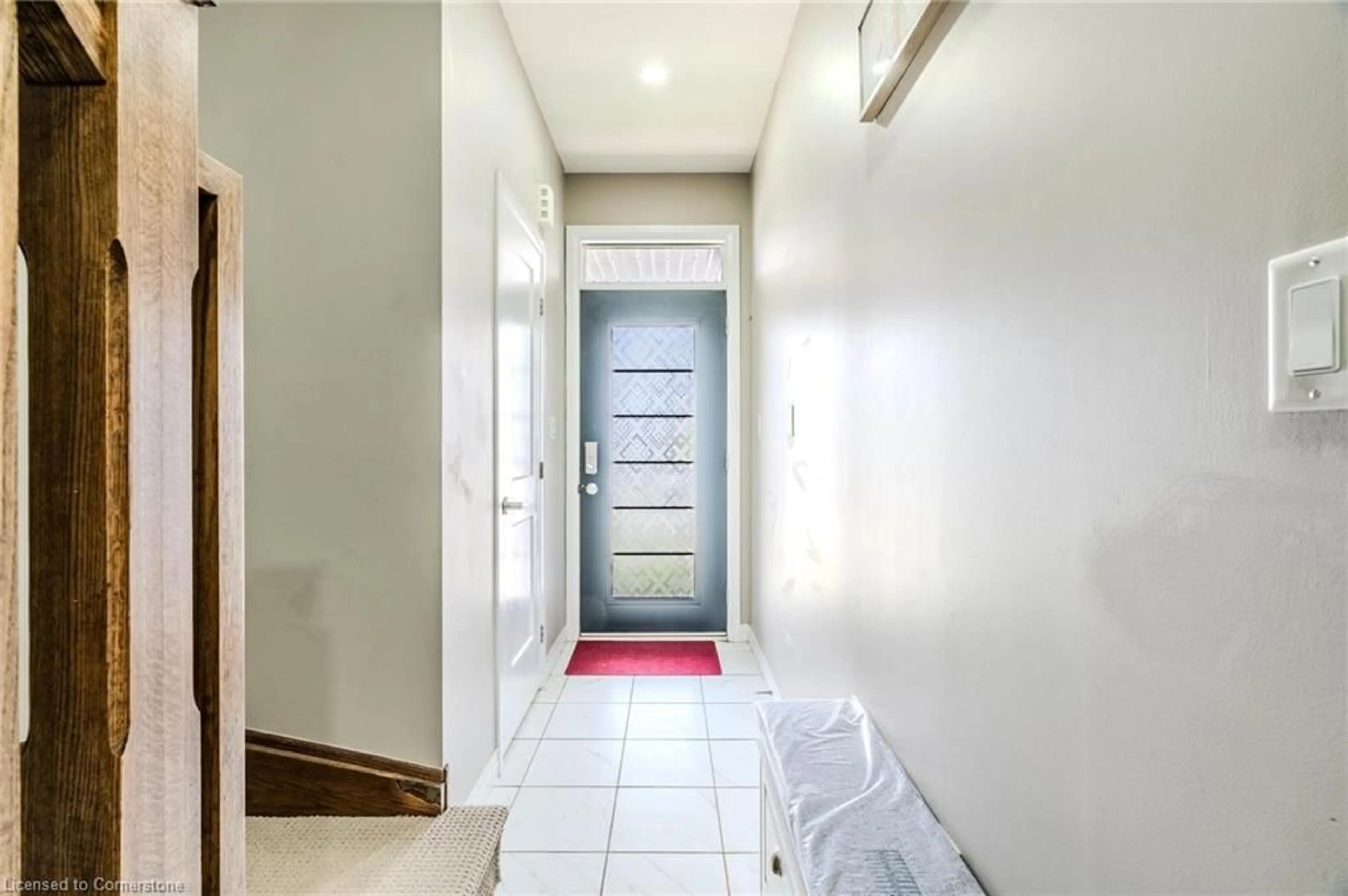 Indoor foyer for 4002 Crown Street St, Beamsville Ontario L0R 1B7