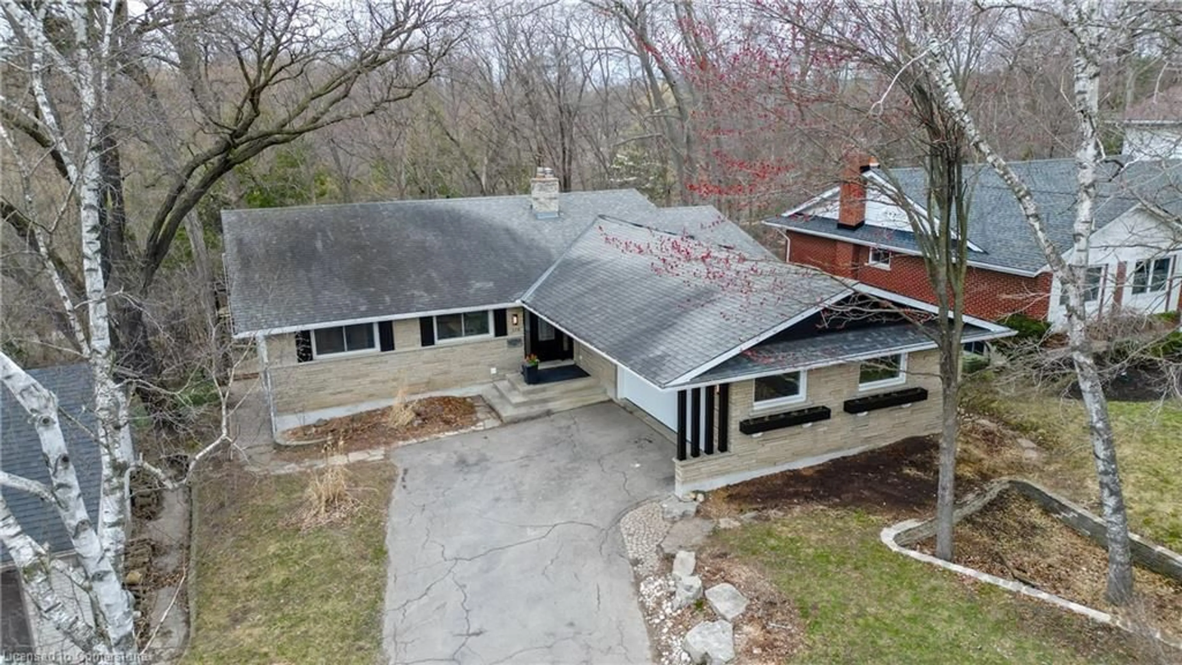 A pic from outside/outdoor area/front of a property/back of a property/a pic from drone, unknown for 279 Ferndale Pl, Waterloo Ontario N2J 3X8