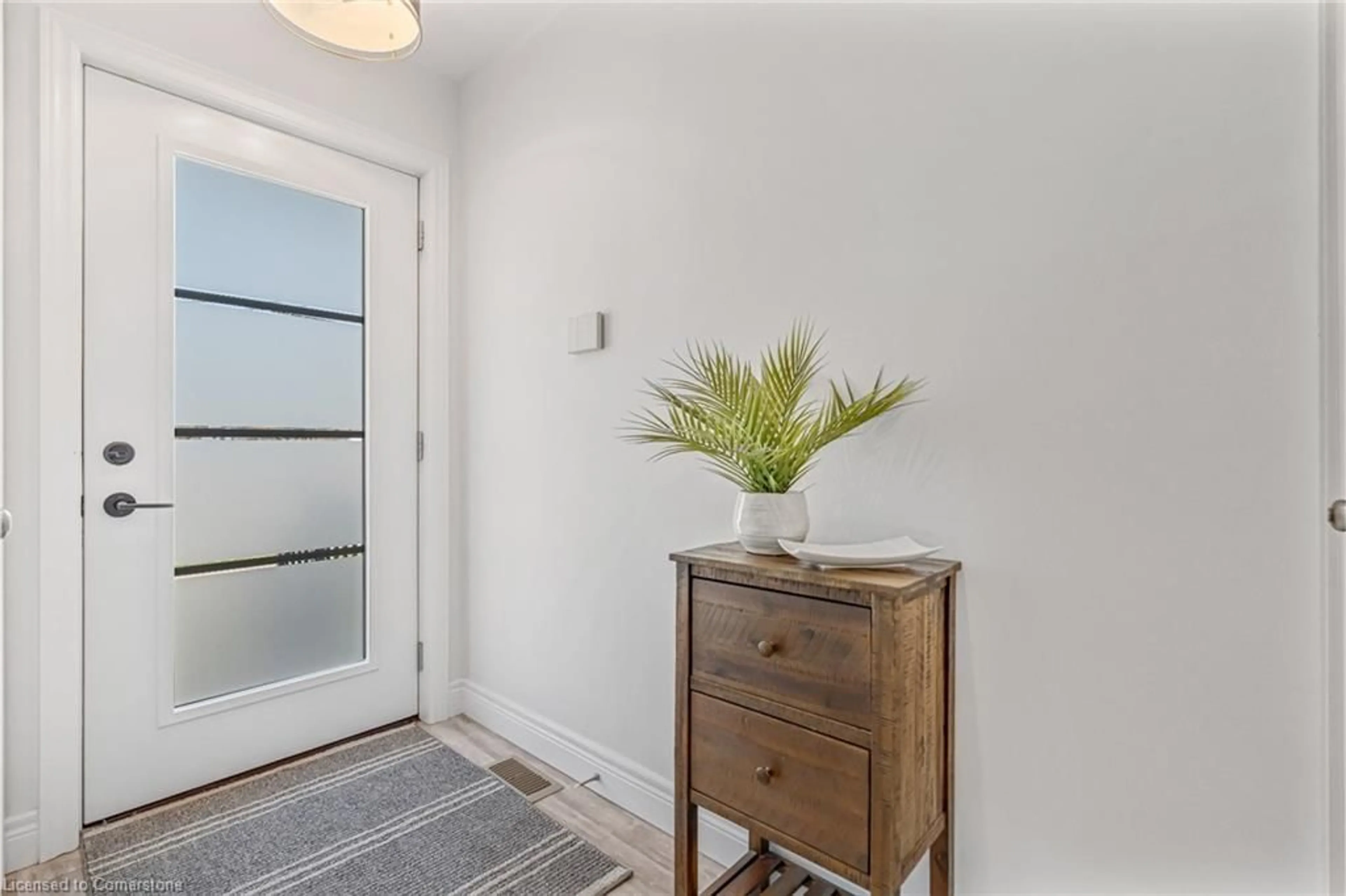 Indoor entryway for 168 Carlton St, St. Catharines Ontario L2R 1S2
