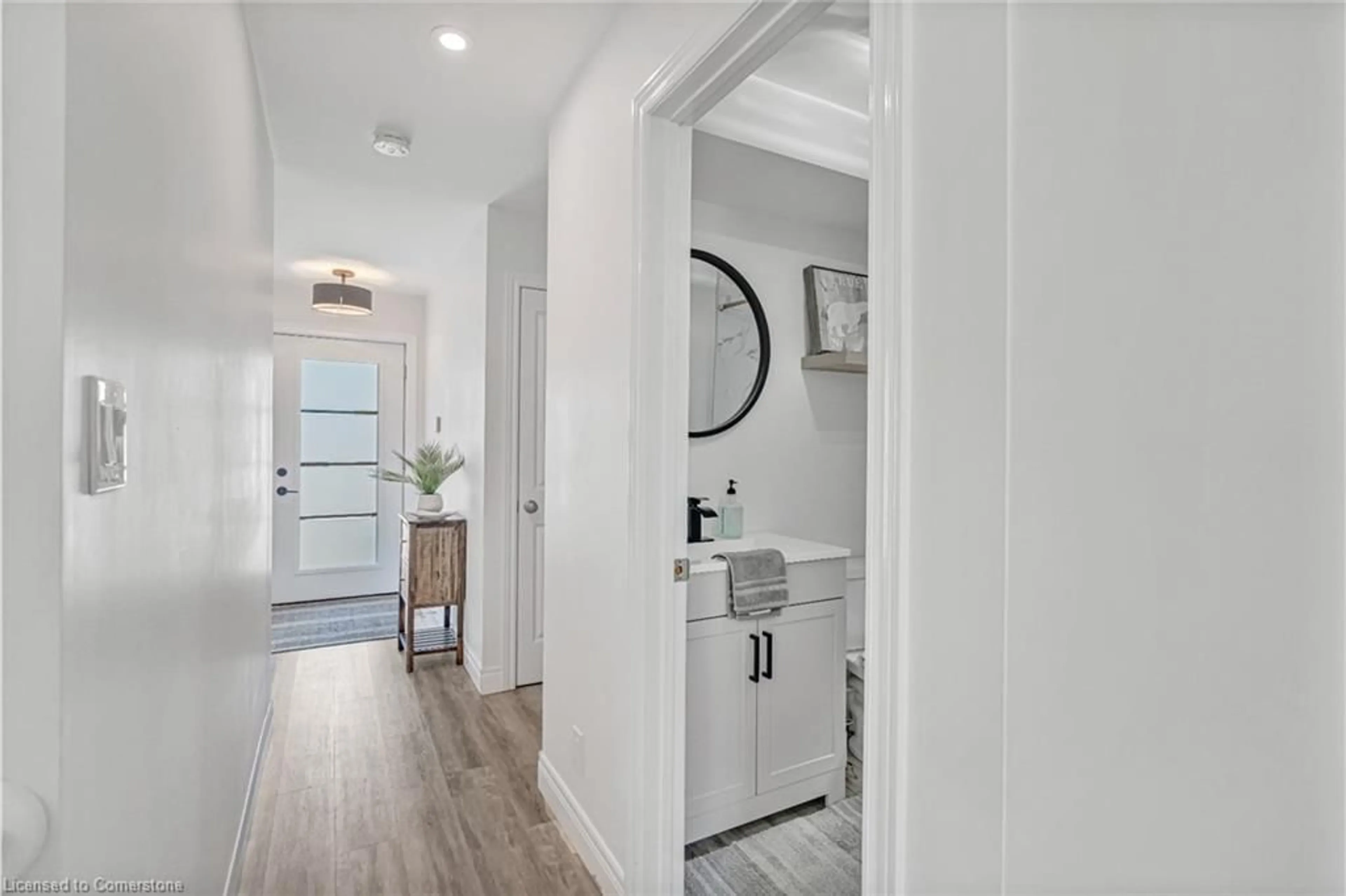 Indoor entryway for 168 Carlton St, St. Catharines Ontario L2R 1S2