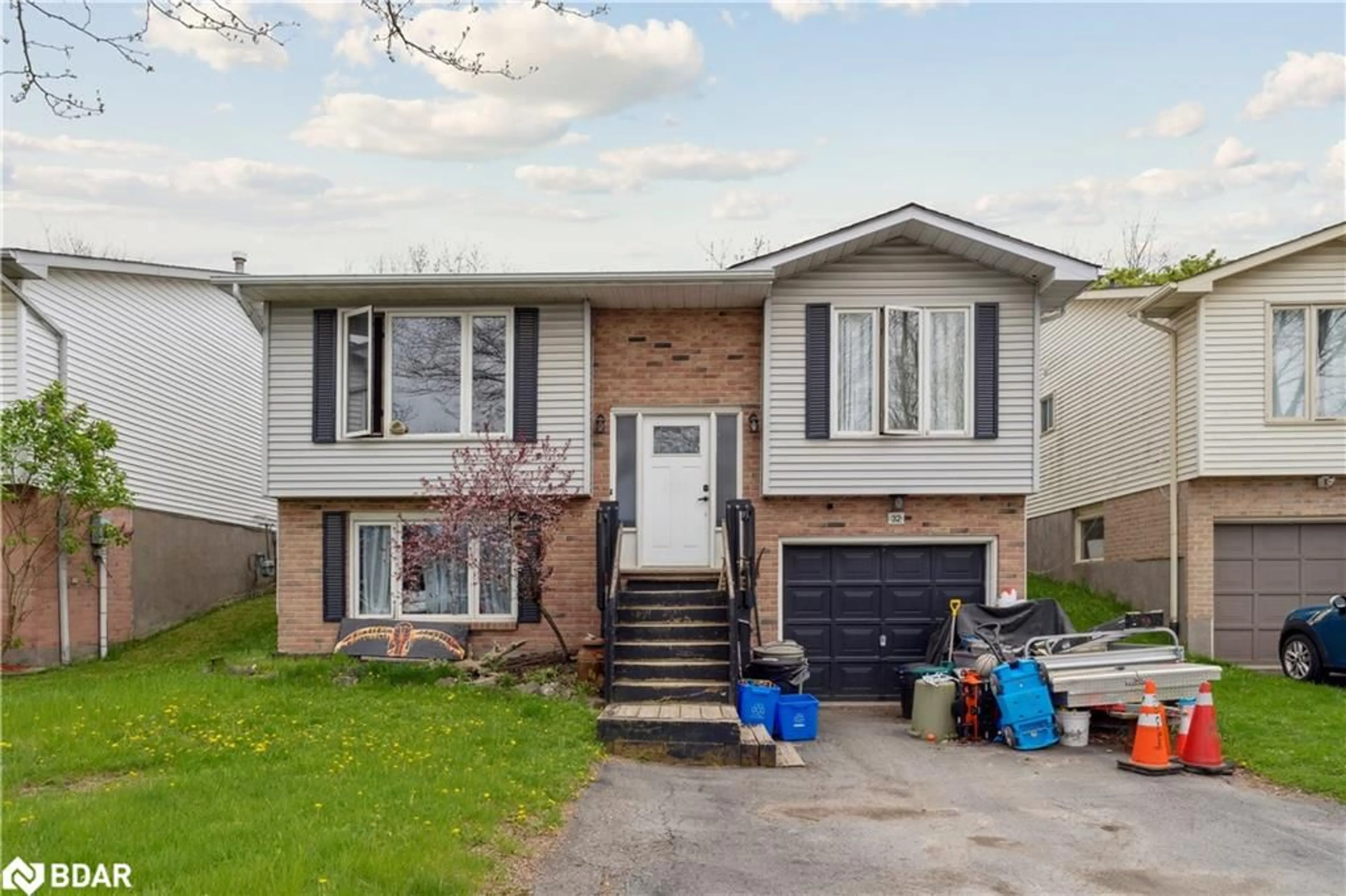 Home with vinyl exterior material, street for 32 Hemlock St, St. Catharines Ontario L2T 4B7