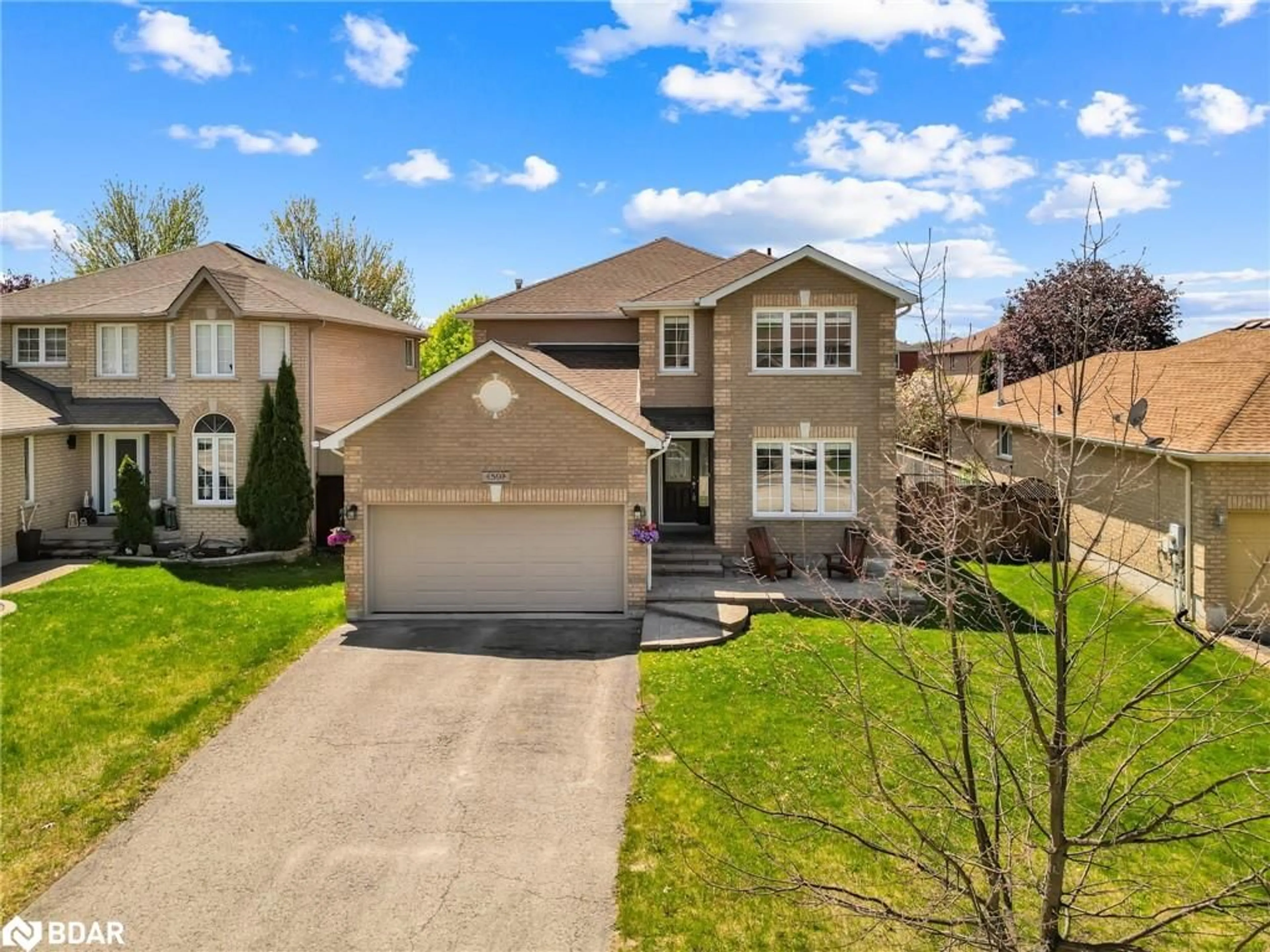 A pic from outside/outdoor area/front of a property/back of a property/a pic from drone, street for 59 Kingsridge Rd, Barrie Ontario L4N 8V2
