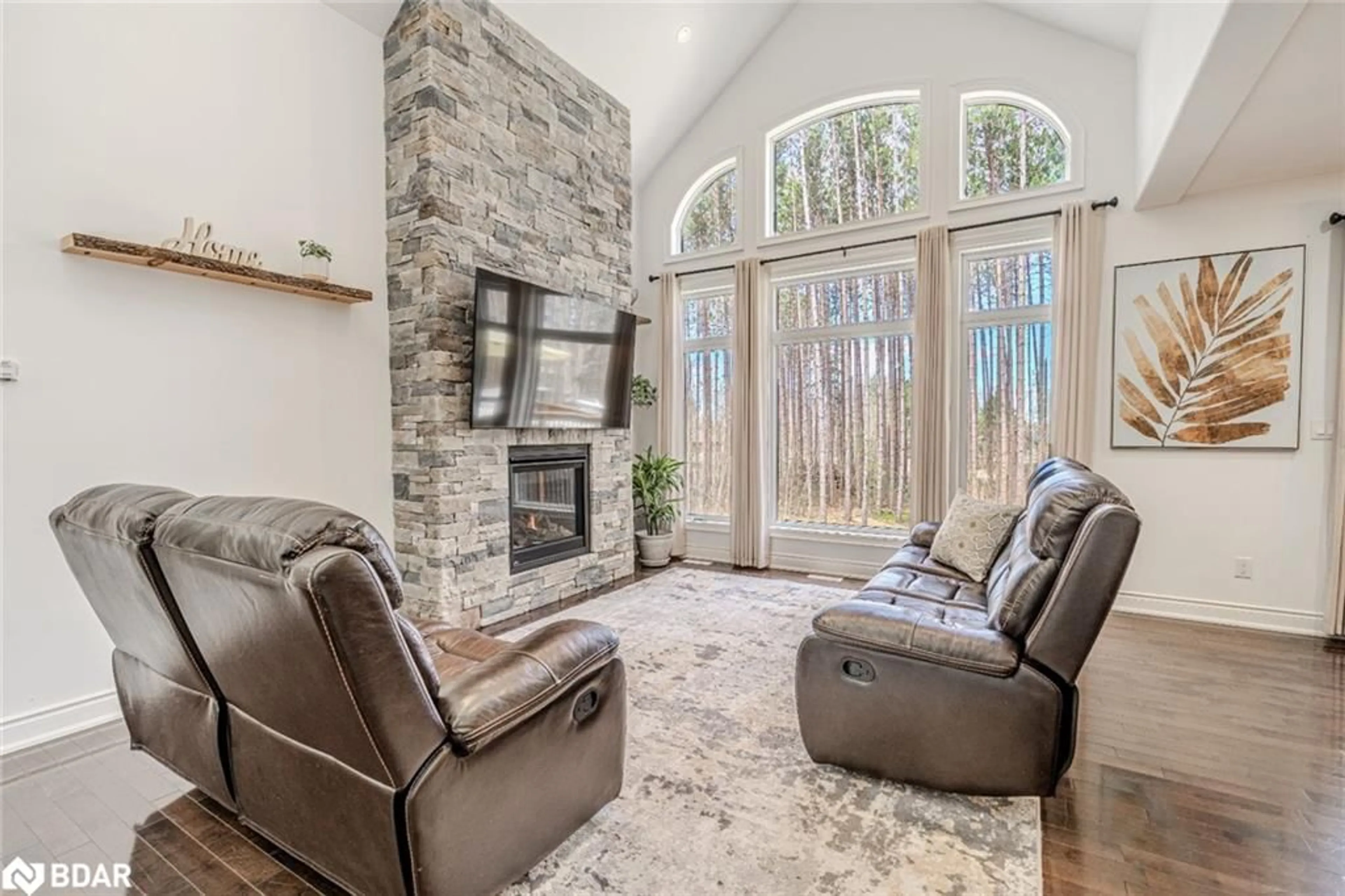 Living room with furniture, ceramic/tile floor for 38 Windermere Cir, Tay Ontario L4R 0C3