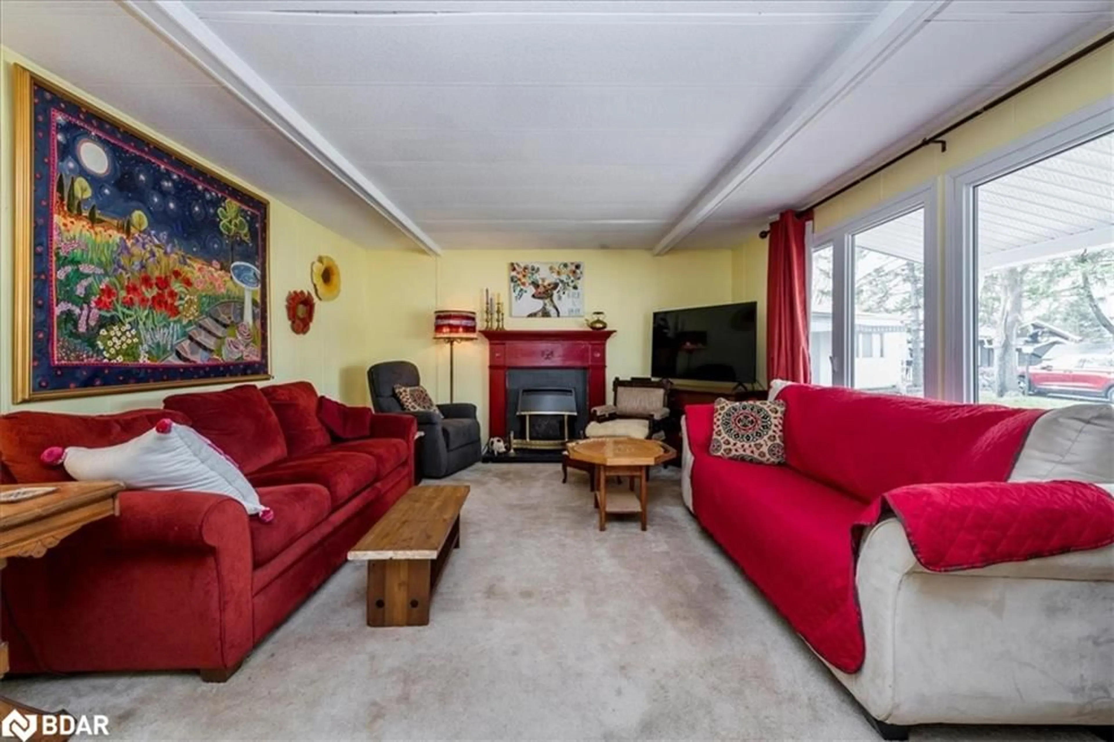 Living room with furniture, unknown for 3 Yew Crt, Innisfil Ontario L9S 1M9