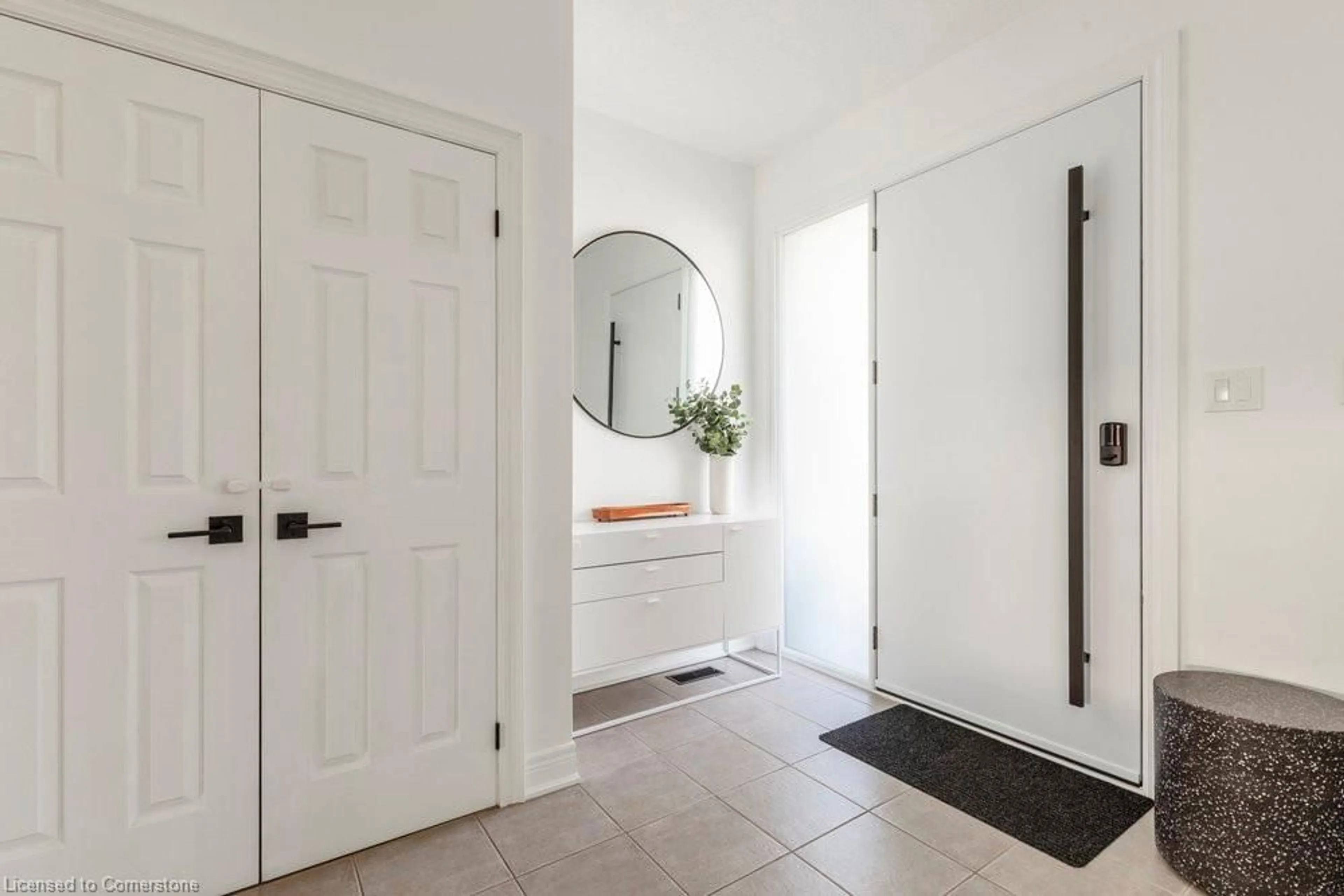 Indoor entryway for 88 Davidson Blvd, Dundas Ontario L9H 7M3