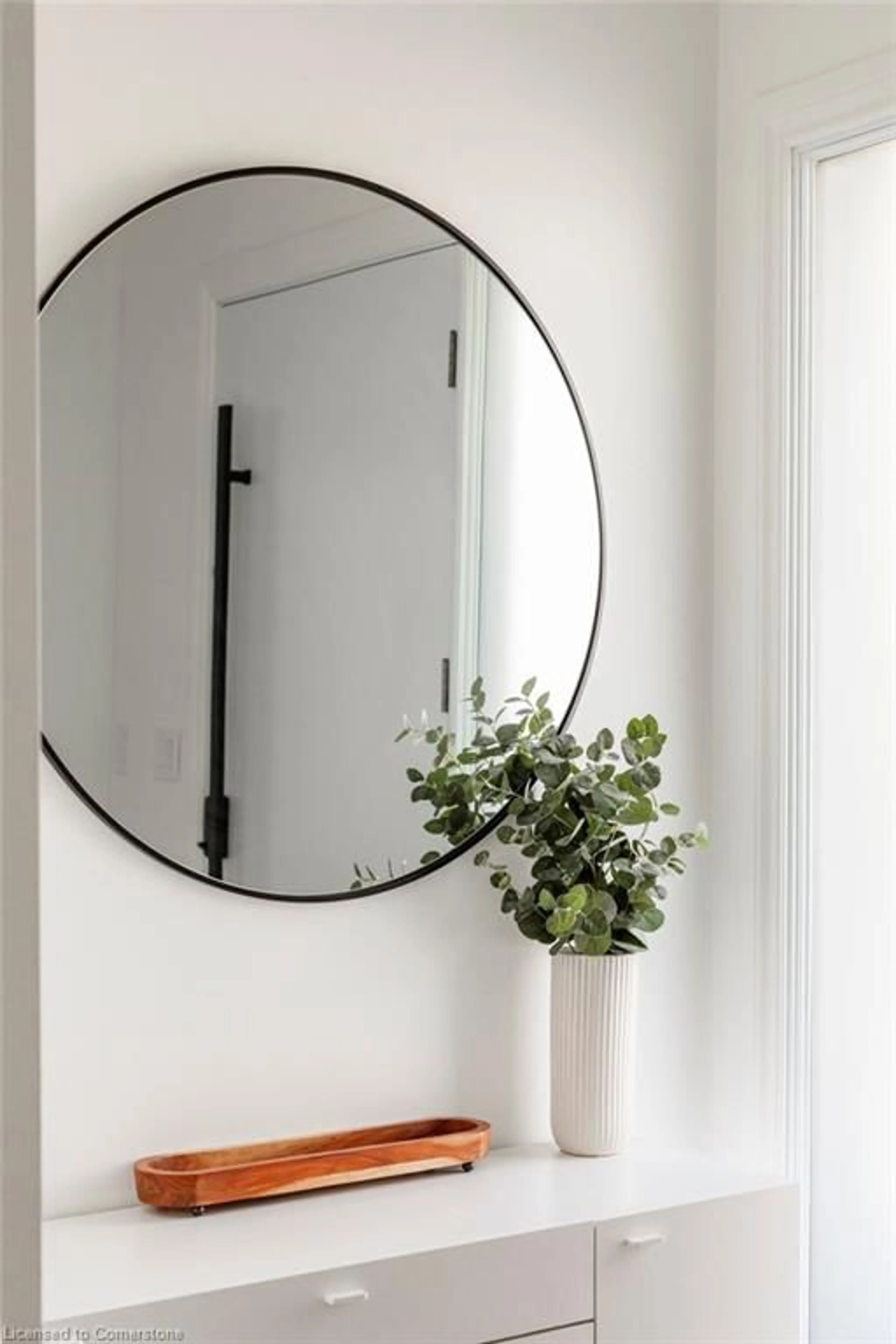 Indoor entryway for 88 Davidson Blvd, Dundas Ontario L9H 7M3