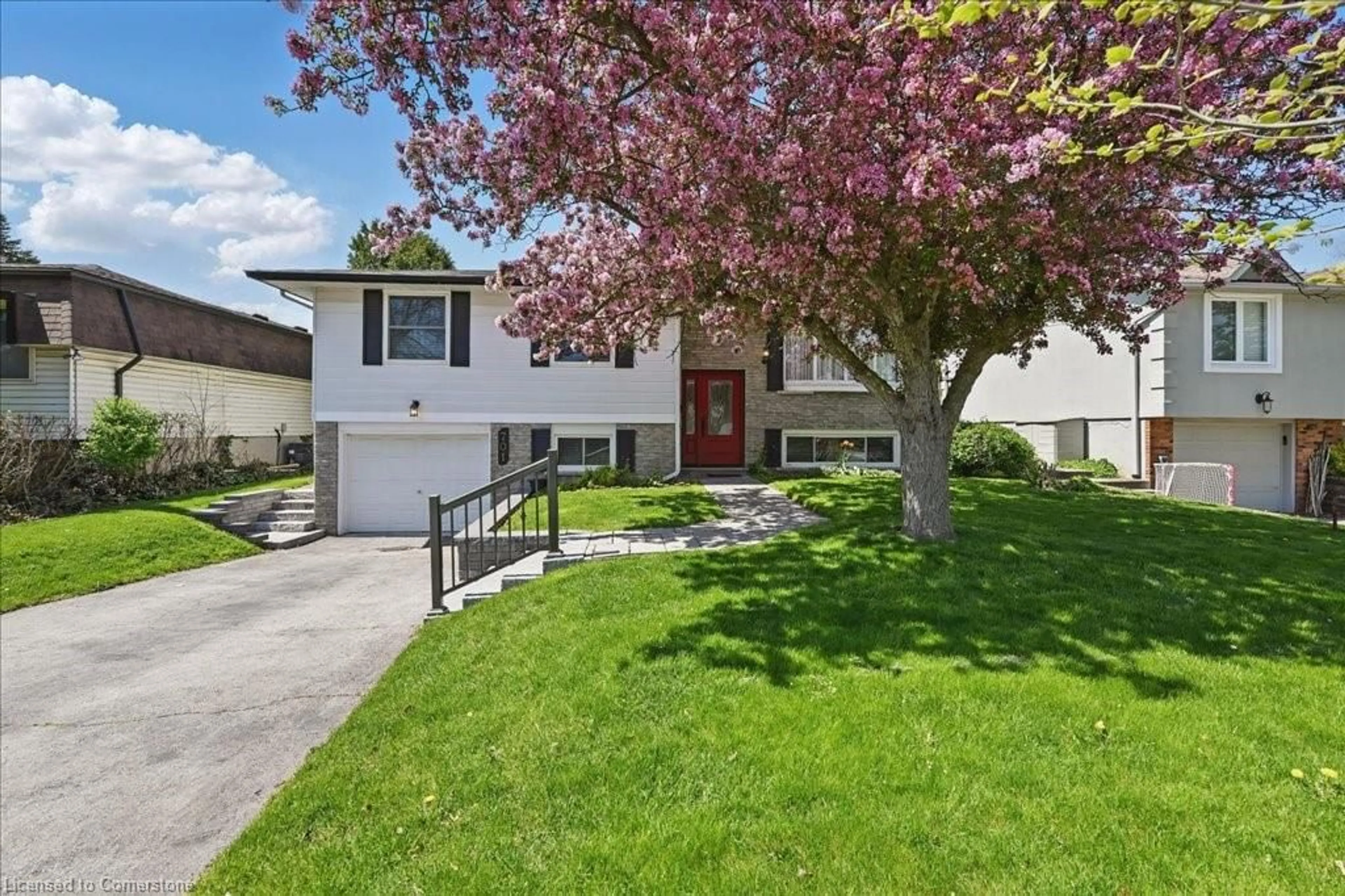 Home with vinyl exterior material, street for 701 Castleguard Cres, Burlington Ontario L7N 2W7