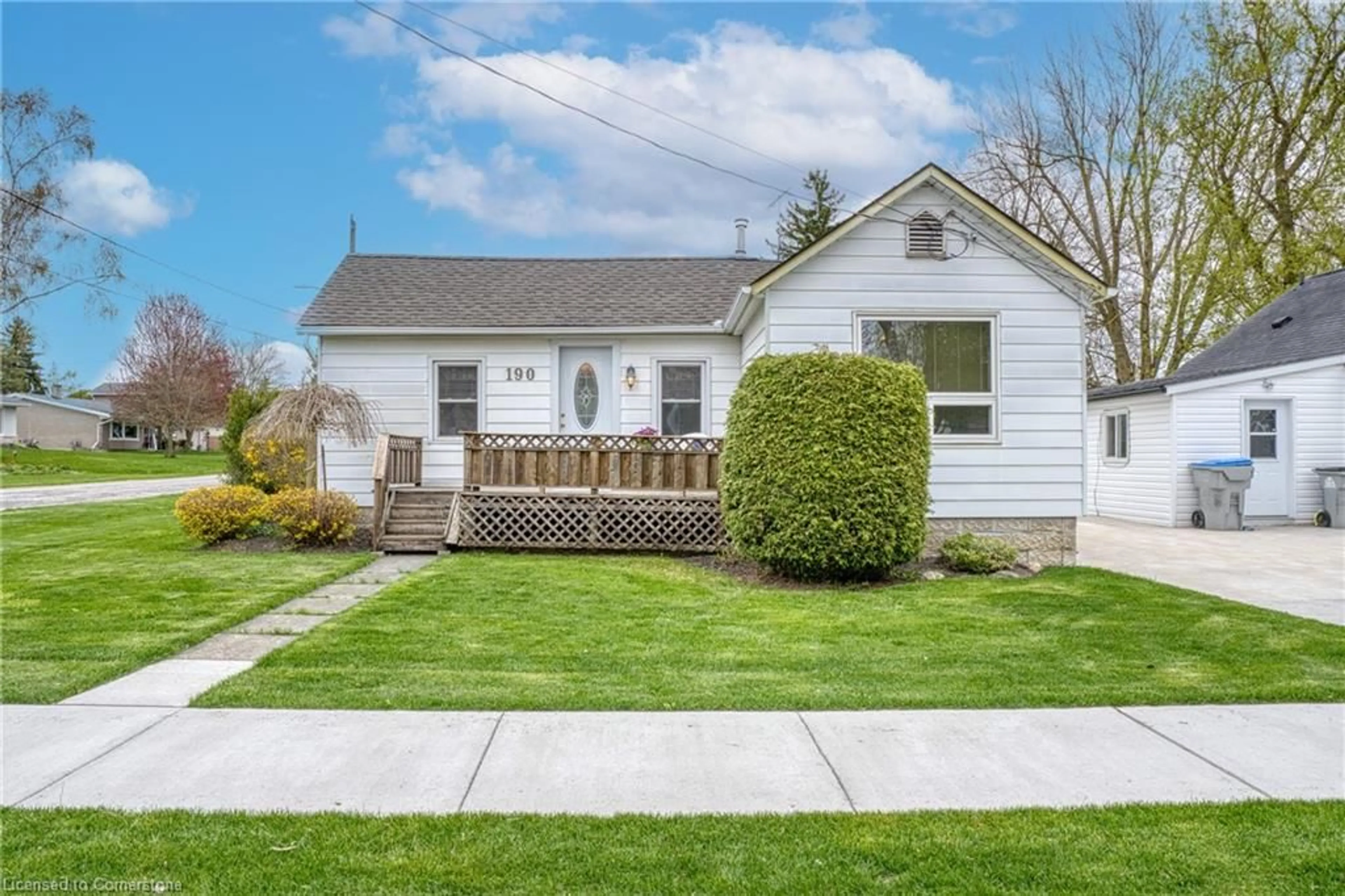 Home with vinyl exterior material, street for 190 Elm Ave, Listowel Ontario N4W 3E7