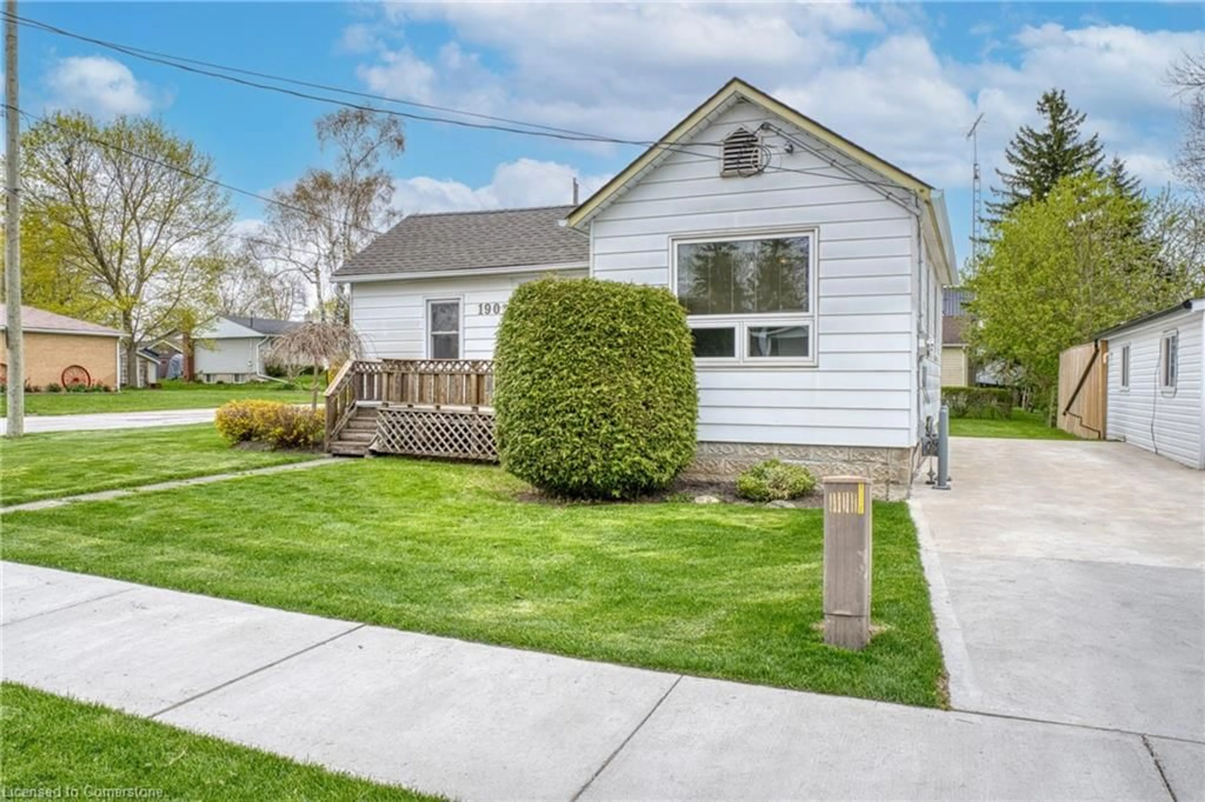 Home with vinyl exterior material, street for 190 Elm Ave, Listowel Ontario N4W 3E7