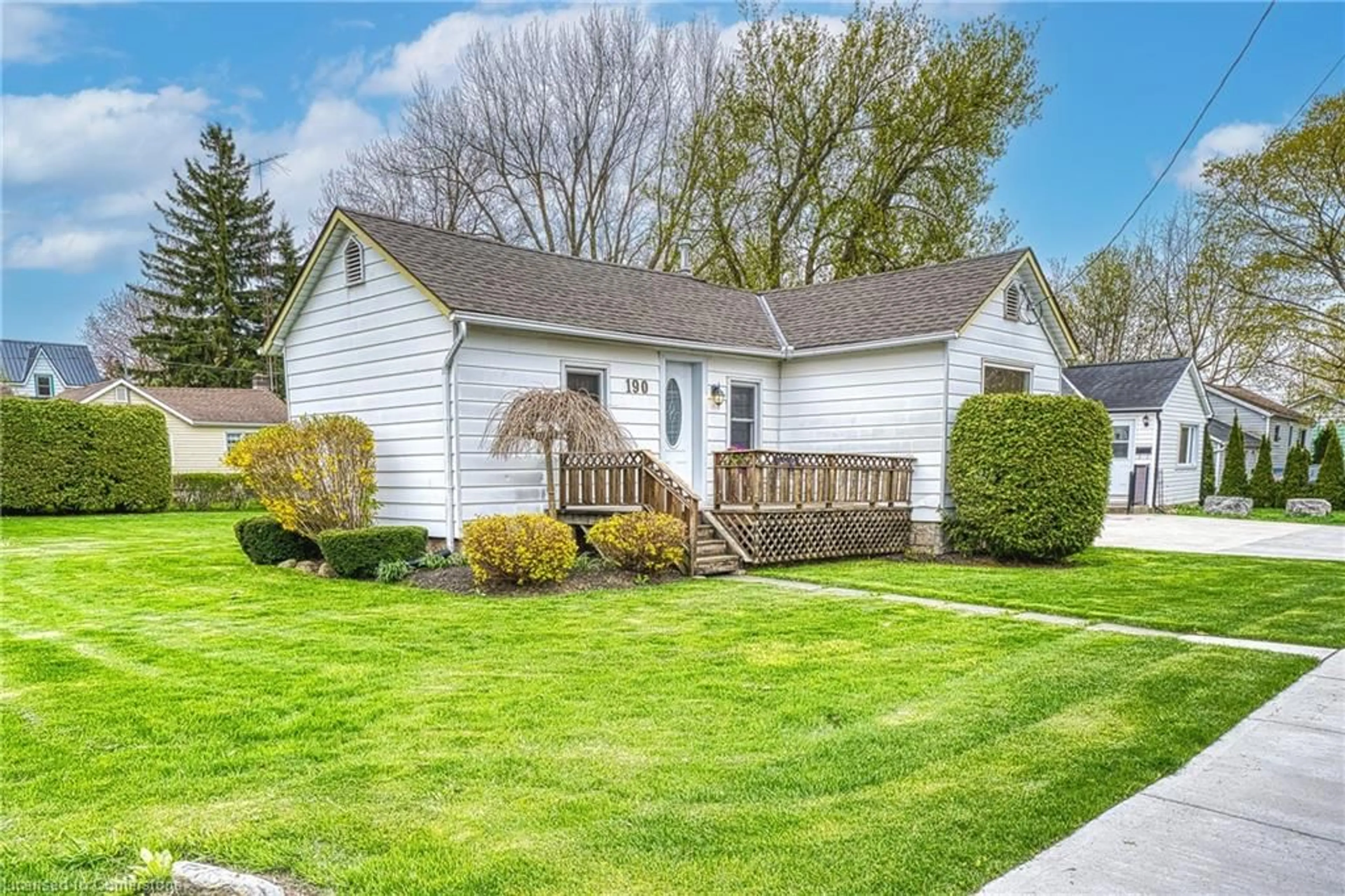 Home with vinyl exterior material, street for 190 Elm Ave, Listowel Ontario N4W 3E7