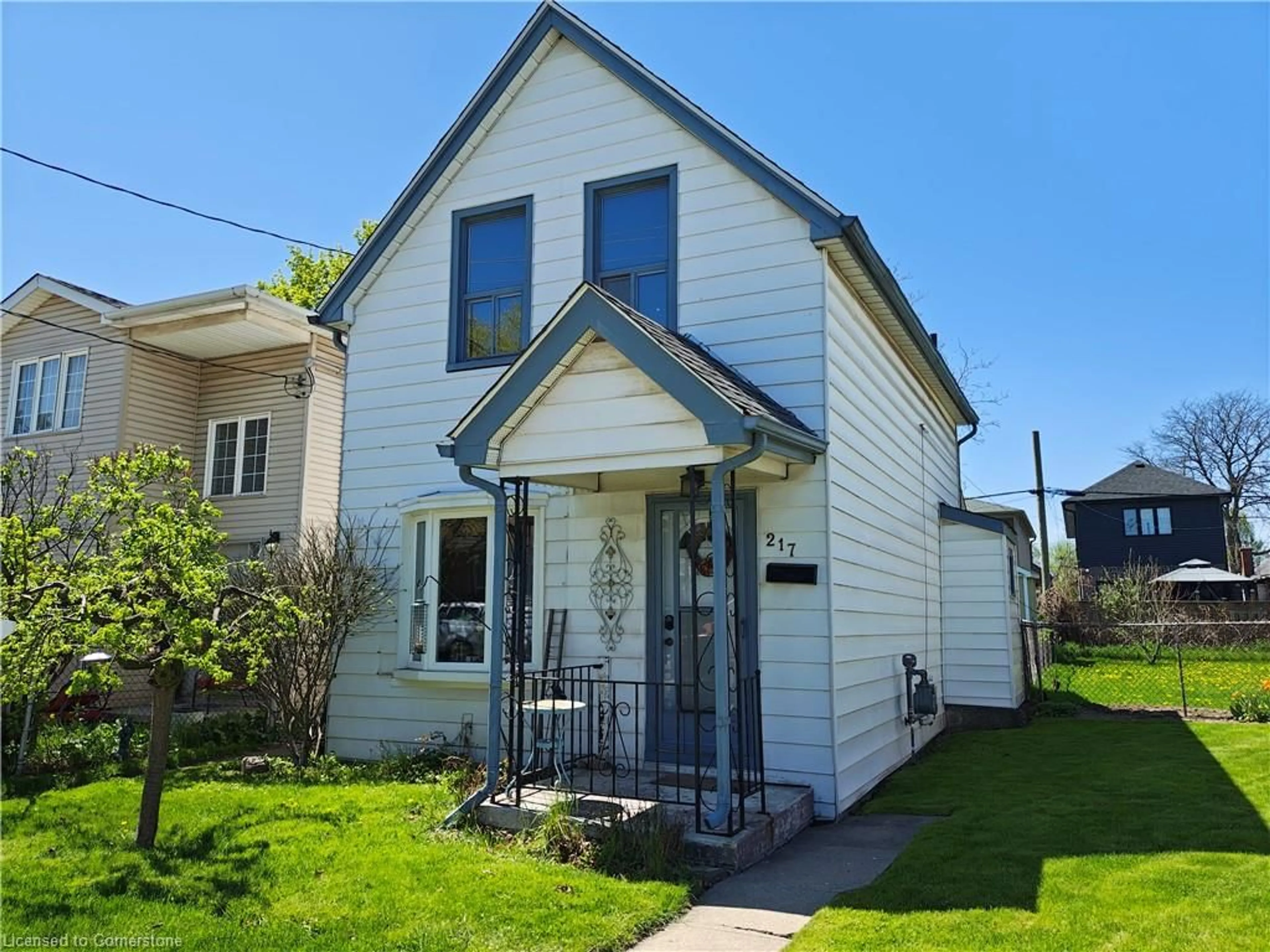 Home with vinyl exterior material, street for 217 Fairfield Ave, Hamilton Ontario L8H 5H5